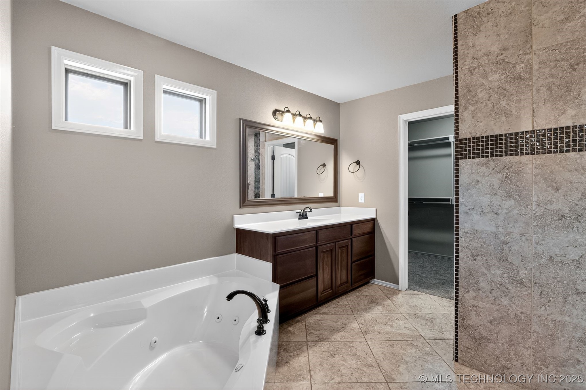 9307 N 95th Avenue E Property Photo 8