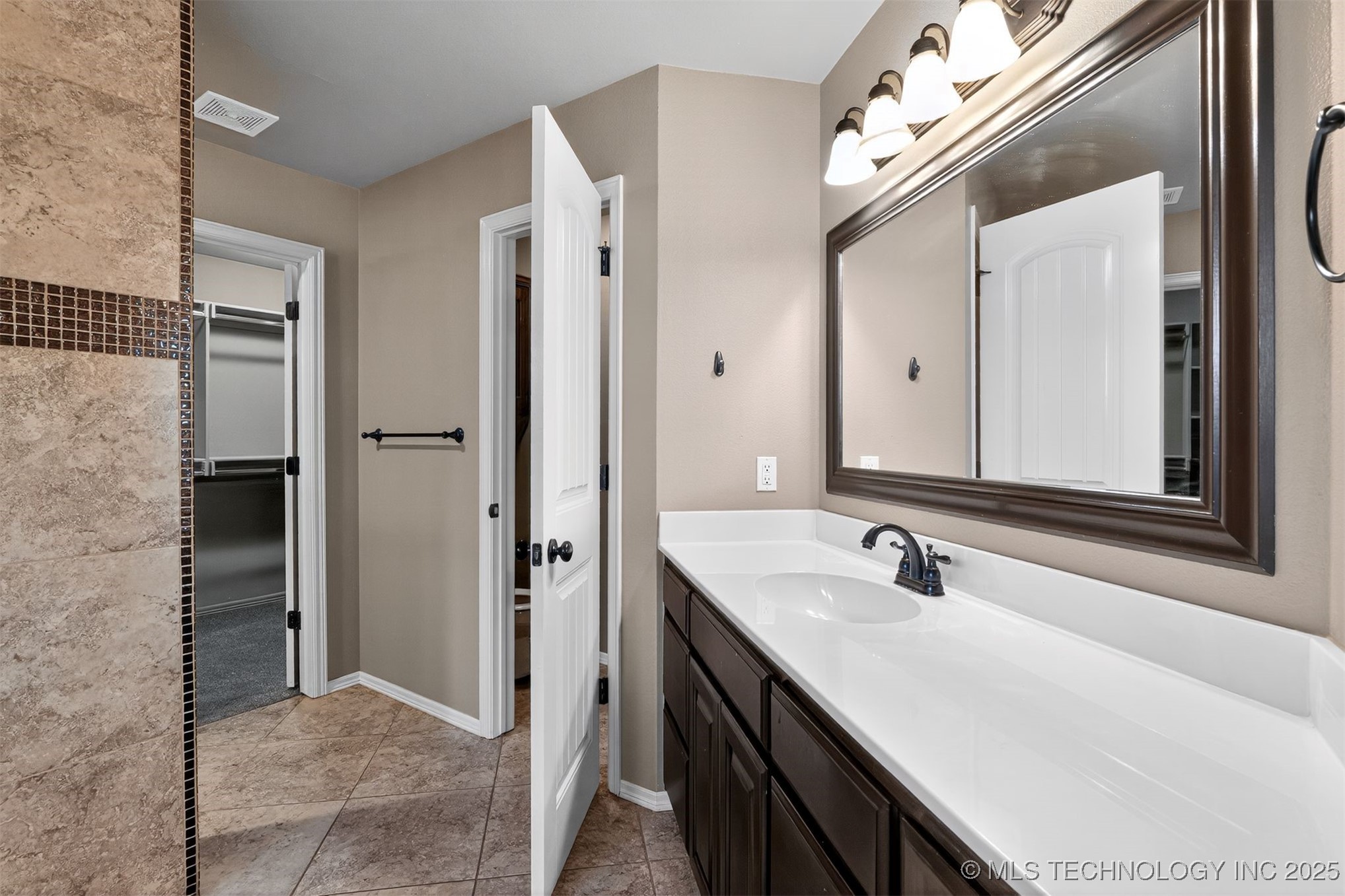 9307 N 95th Avenue E Property Photo 9