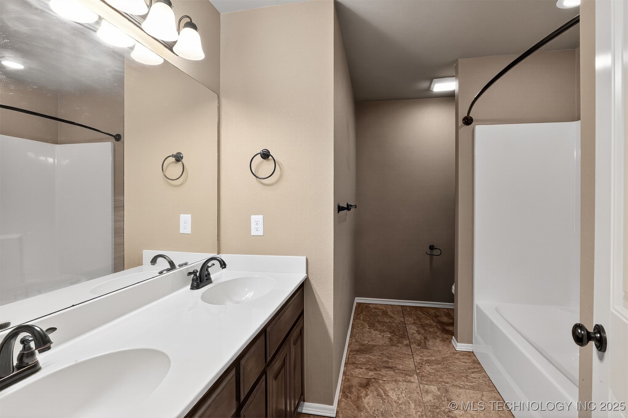 9307 N 95th Avenue E Property Photo 14