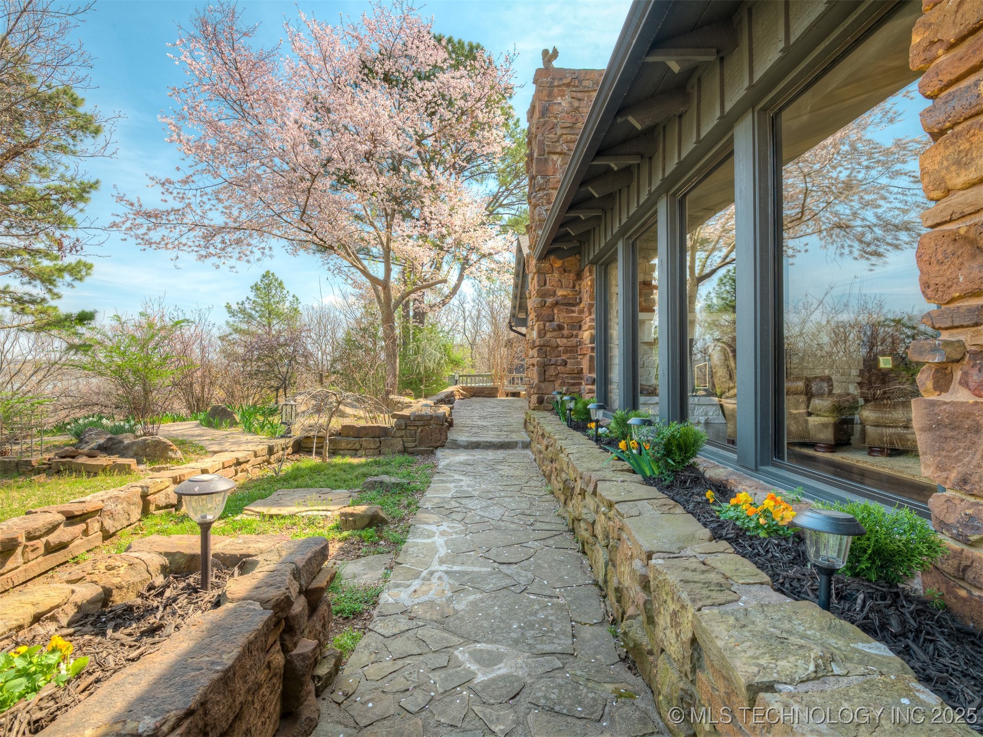 1645 Marian Lane Property Photo 4