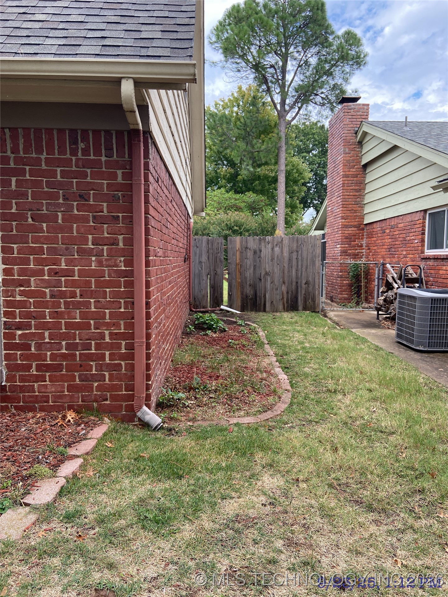 6839 E 52nd Street Property Photo 6