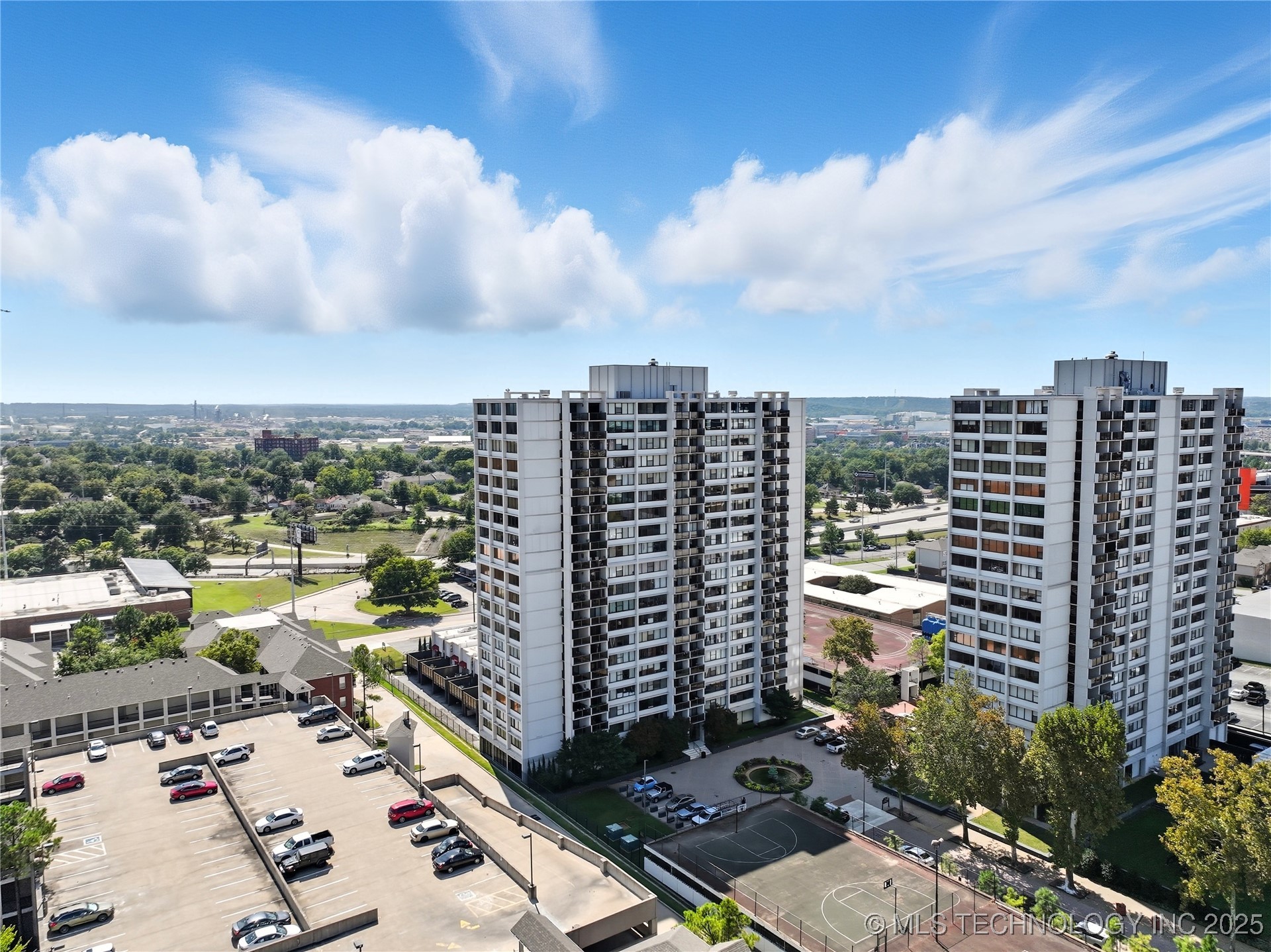 410 W 7th Street 2026 Property Photo 3