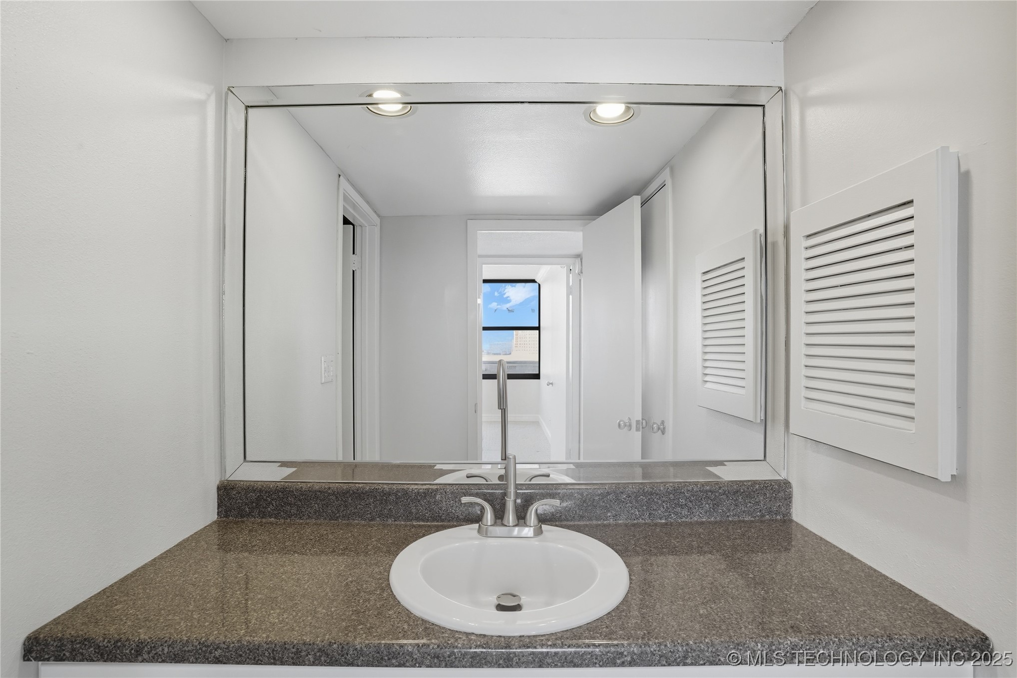 410 W 7th Street 2026 Property Photo 24