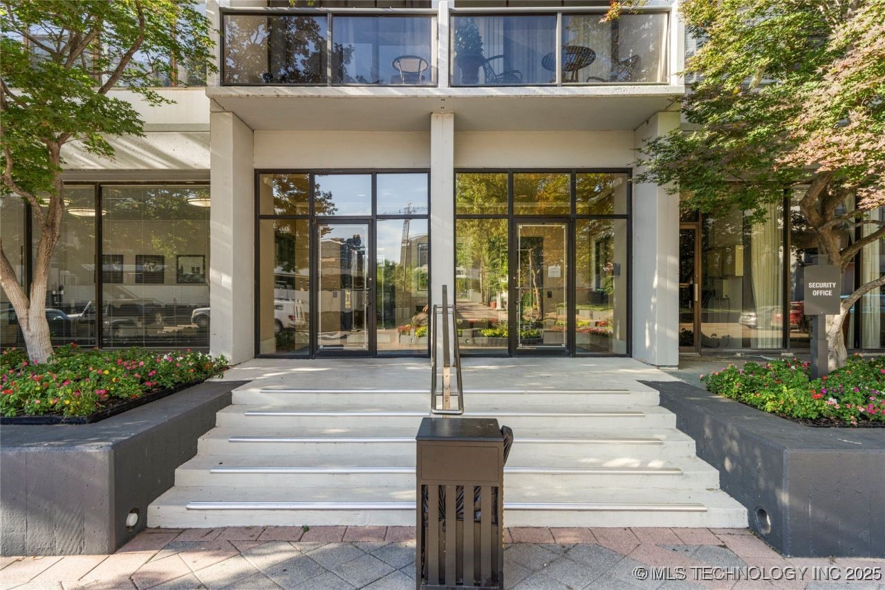 410 W 7th Street 2026 Property Photo 32