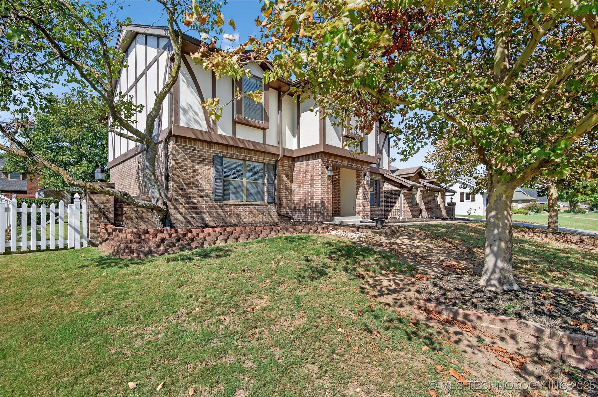 2925 Claremont Drive Property Photo 3