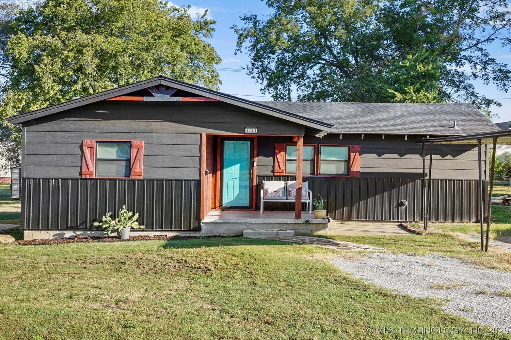 1137 E Perkins Avenue Property Photo 1