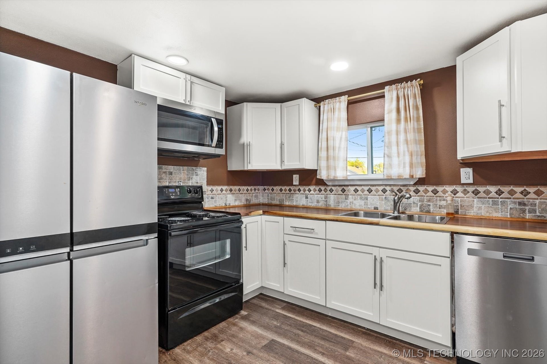 1137 E Perkins Avenue Property Photo 4