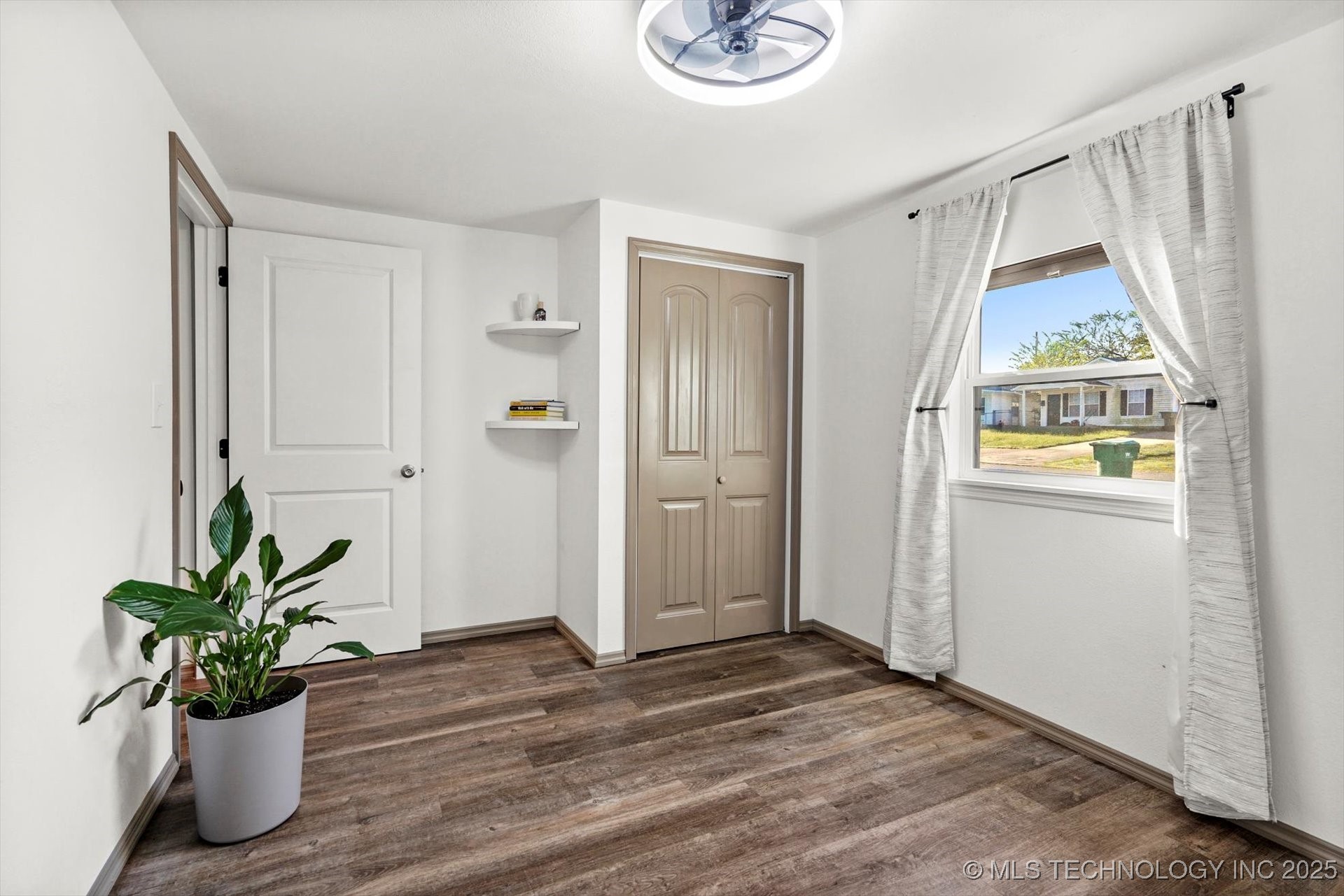 1137 E Perkins Avenue Property Photo 6