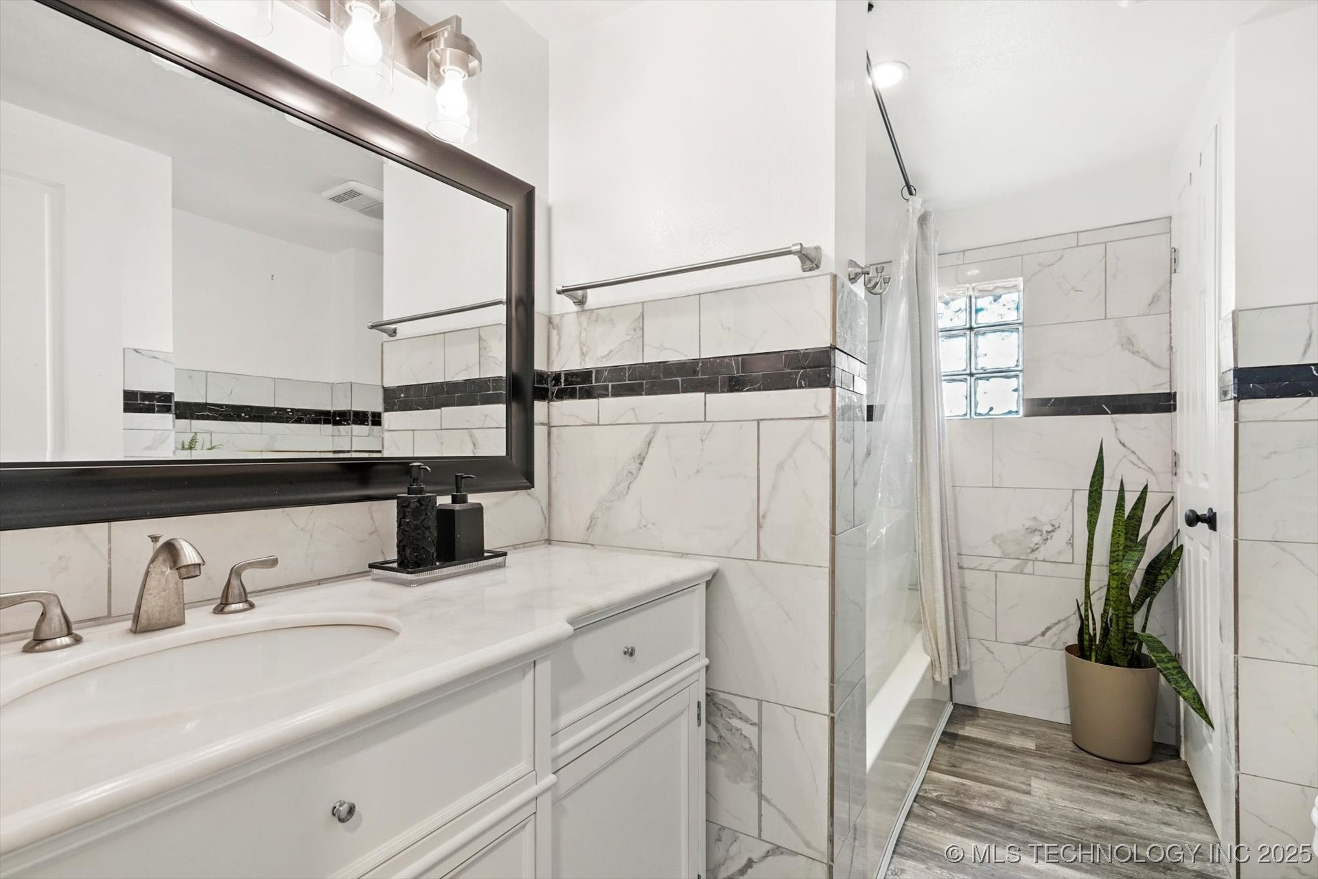 1137 E Perkins Avenue Property Photo 11