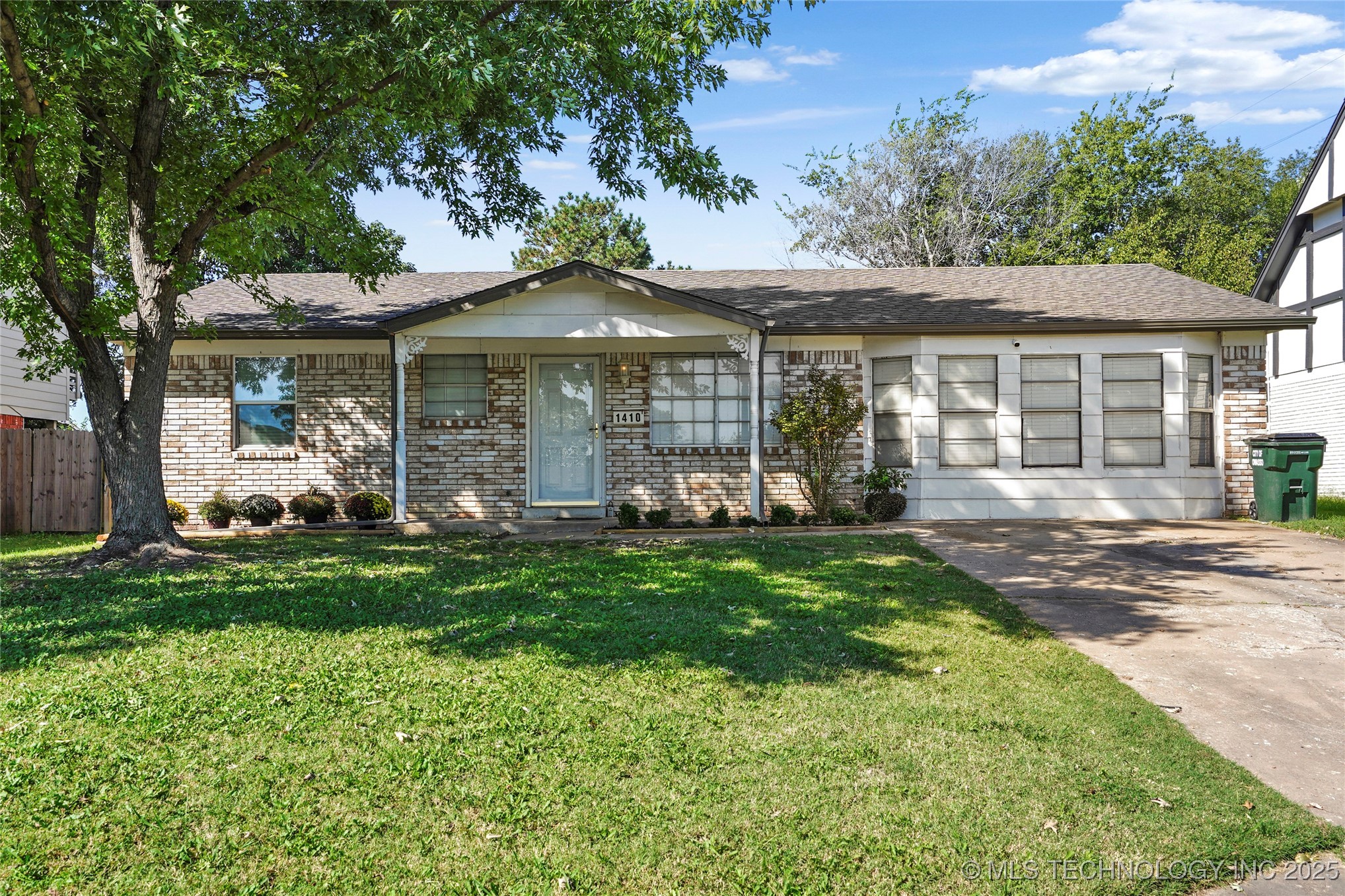 1410 N Dogwood Street Property Photo 2