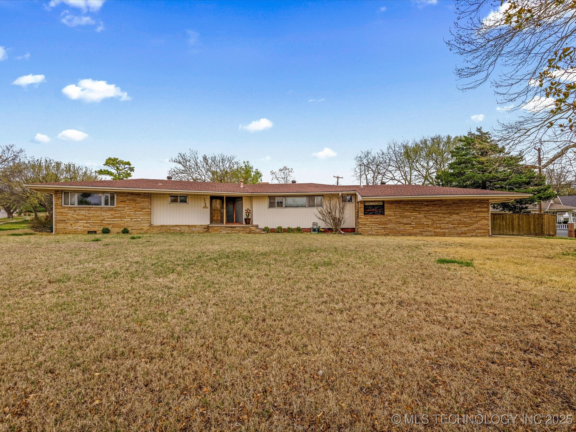 1700 S Grandview Avenue Property Photo 2