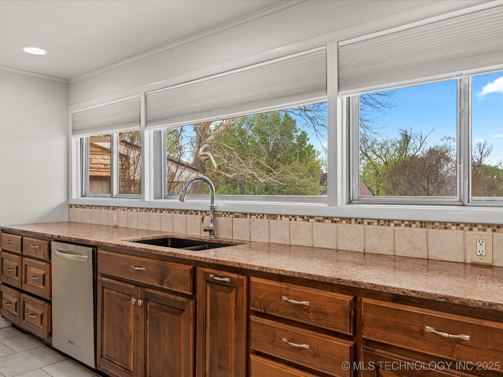 1700 S Grandview Avenue Property Photo 10