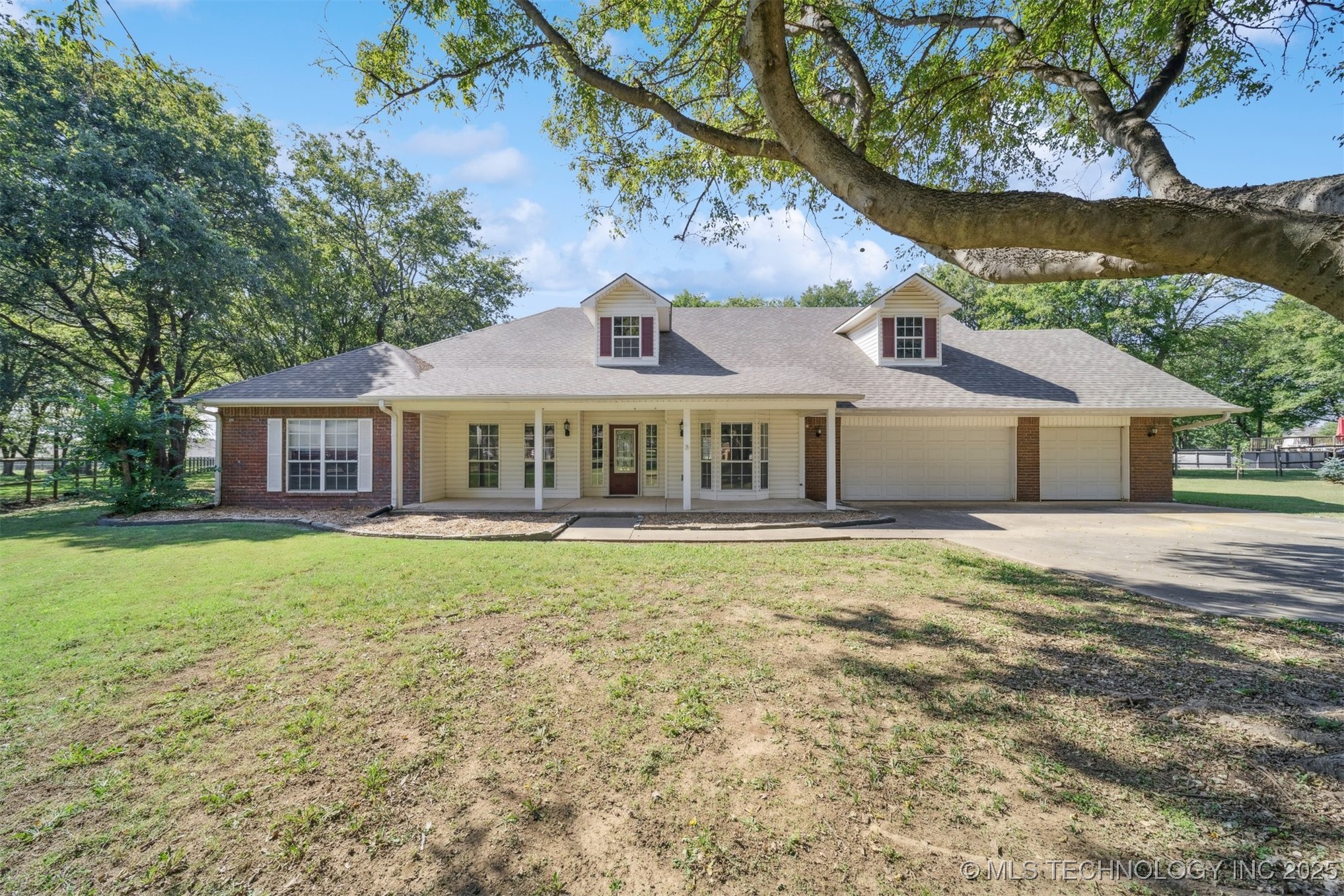 15818 E 77th Street N Property Photo 1