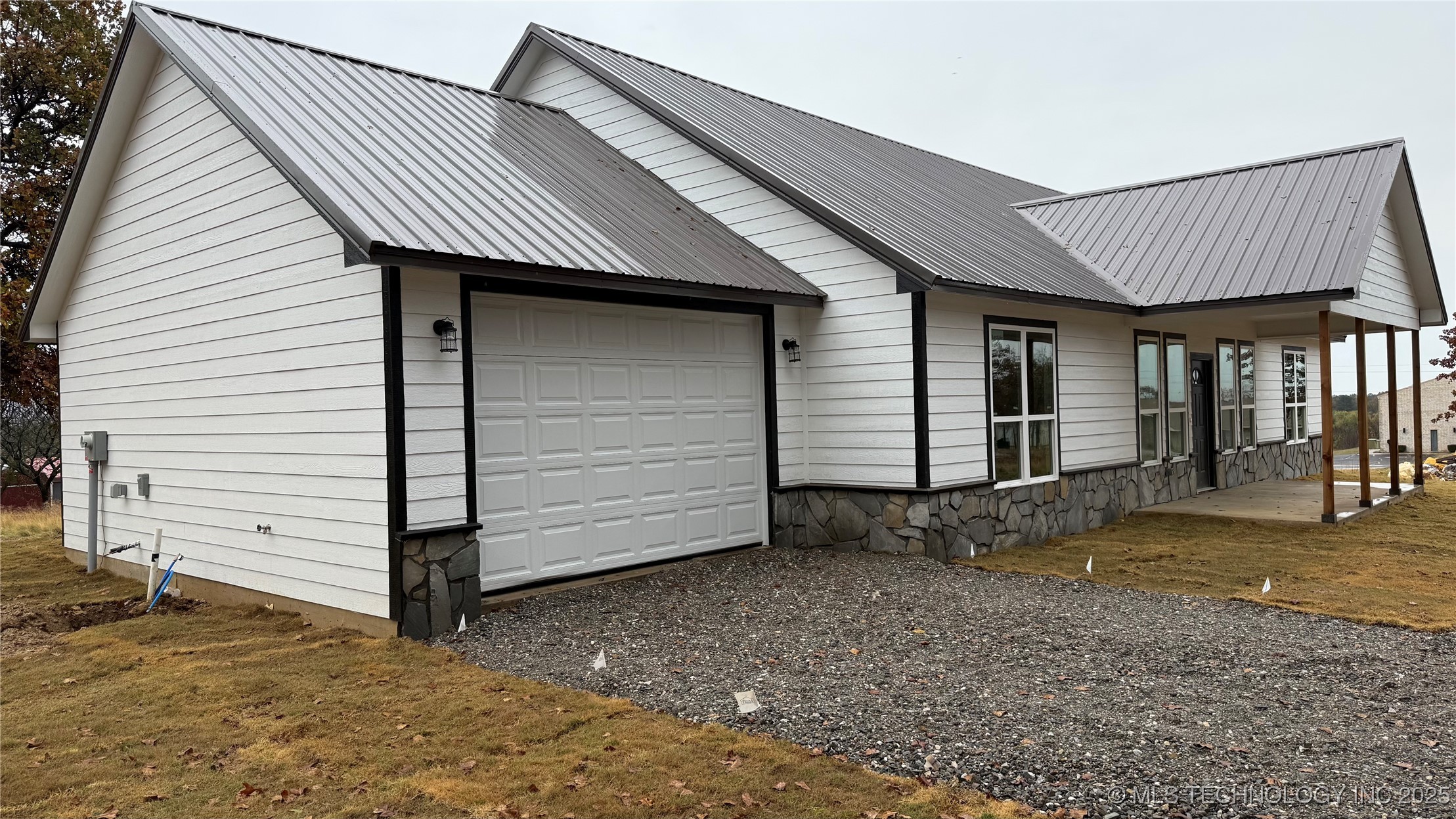 453 W 2nd Street Property Photo 3