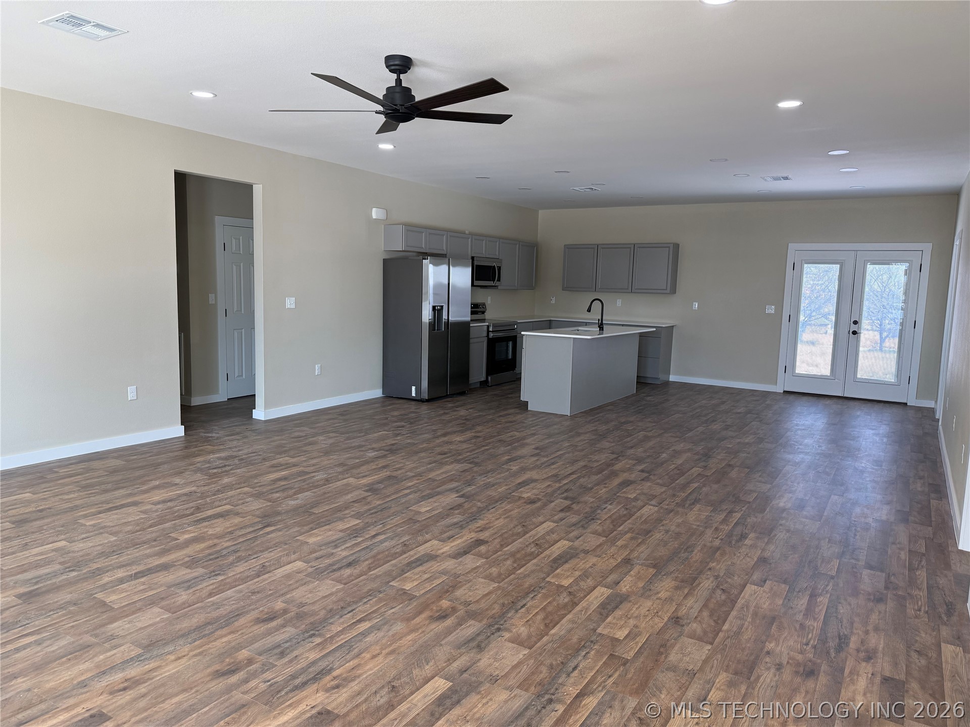 453 W 2nd Street Property Photo 4