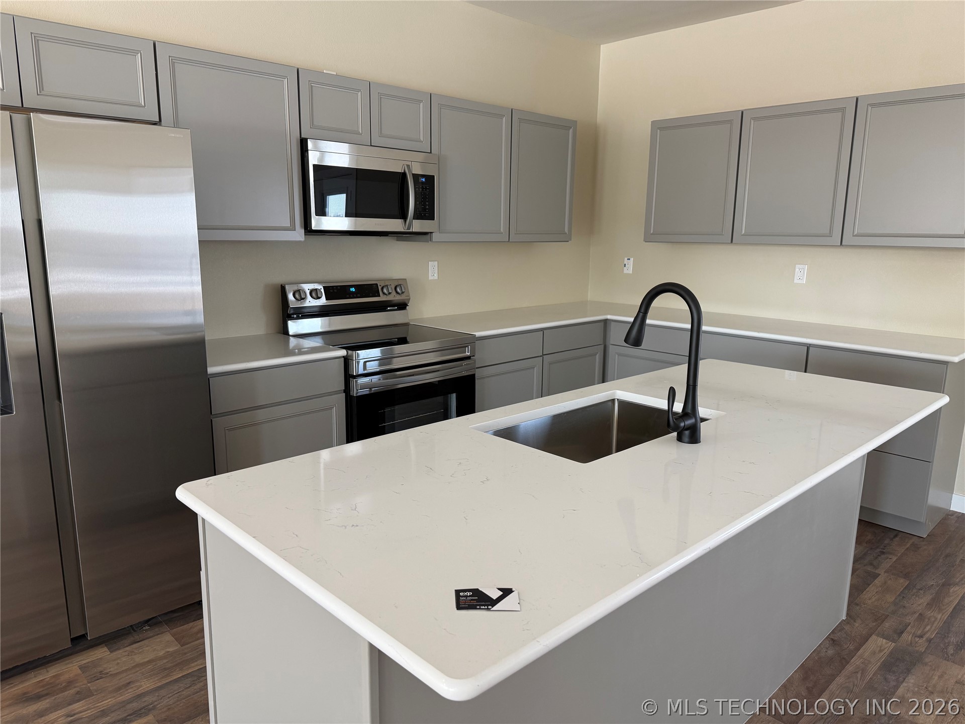 453 W 2nd Street Property Photo 6