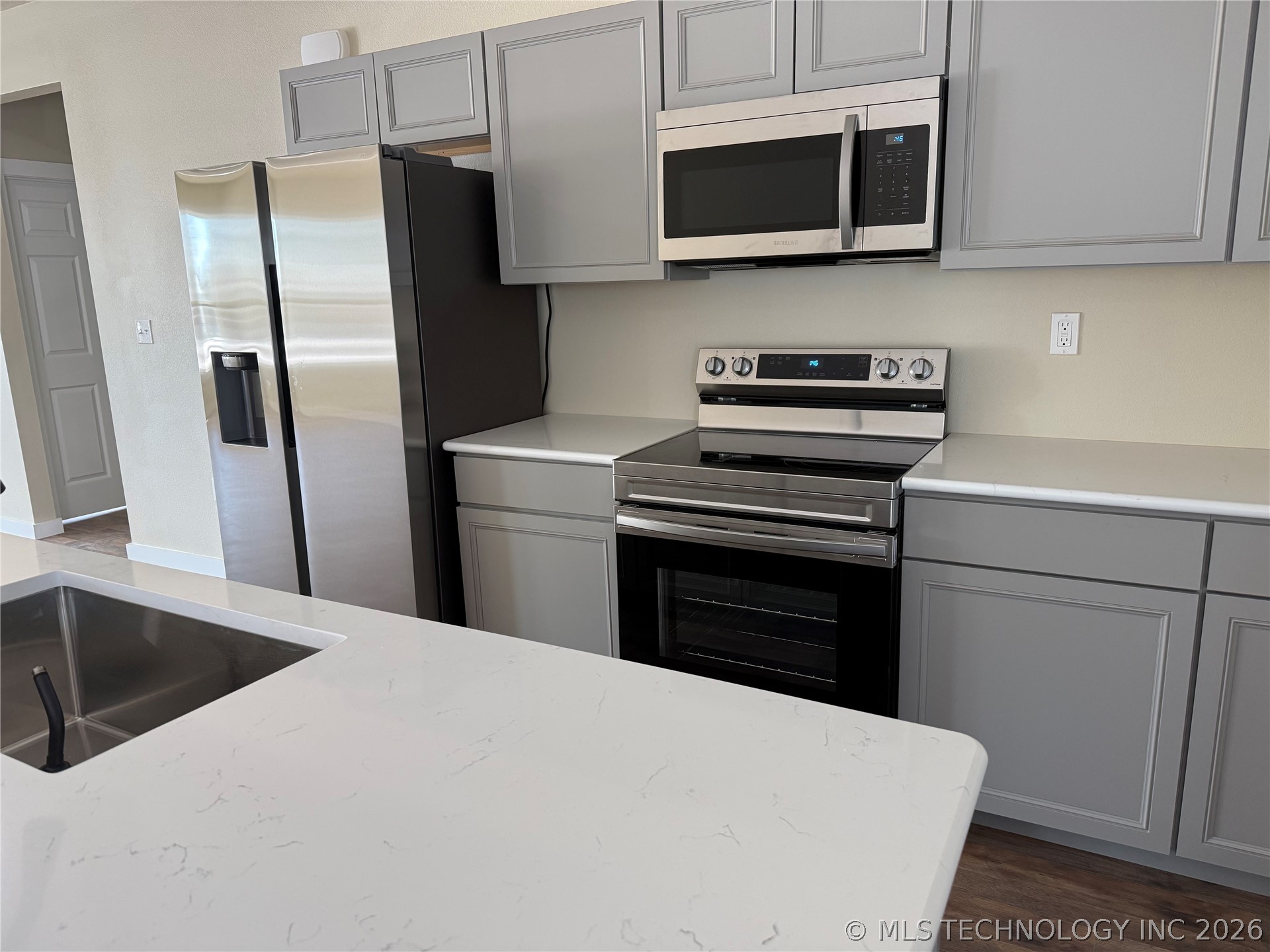 453 W 2nd Street Property Photo 7