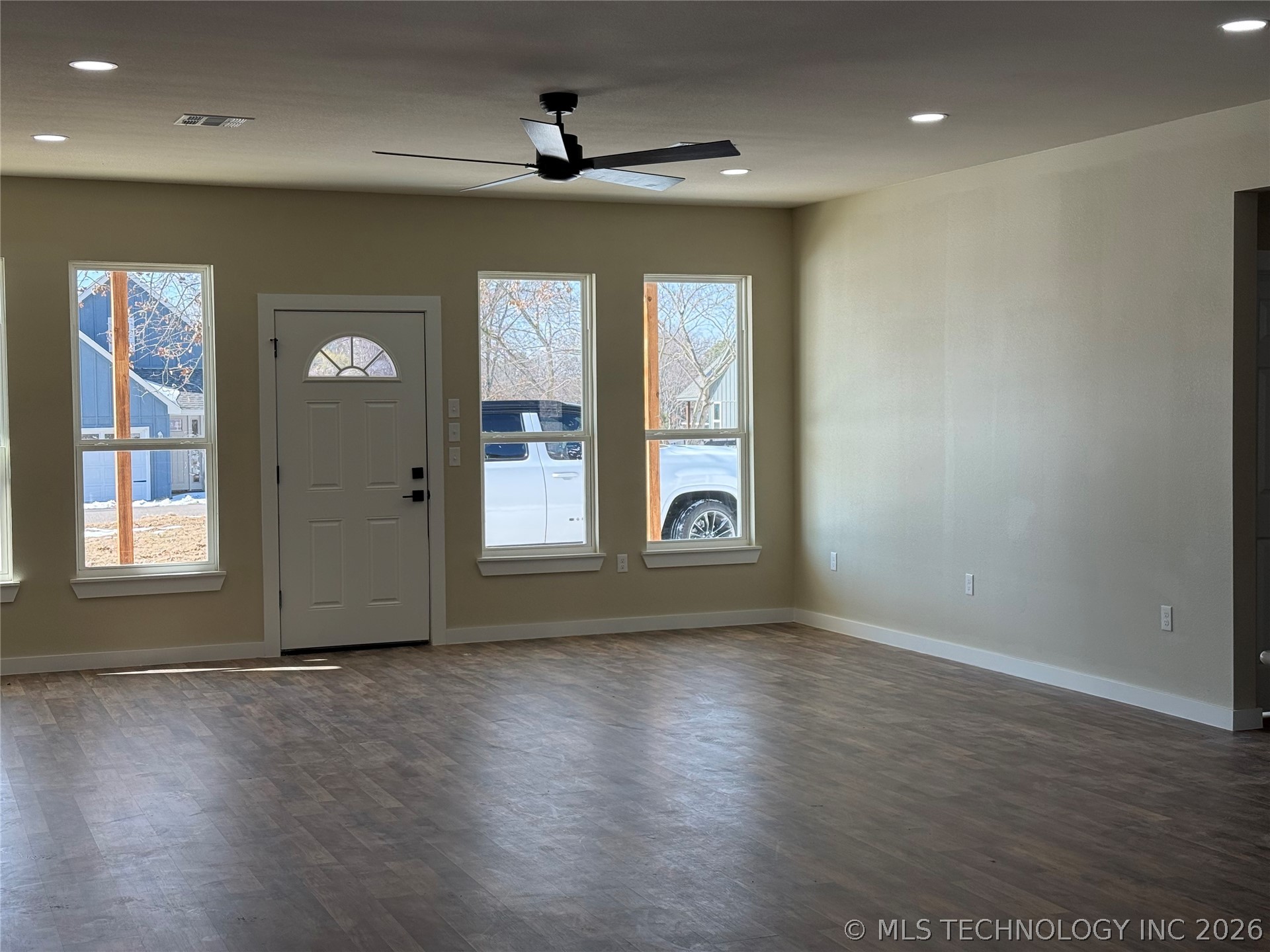 453 W 2nd Street Property Photo 8