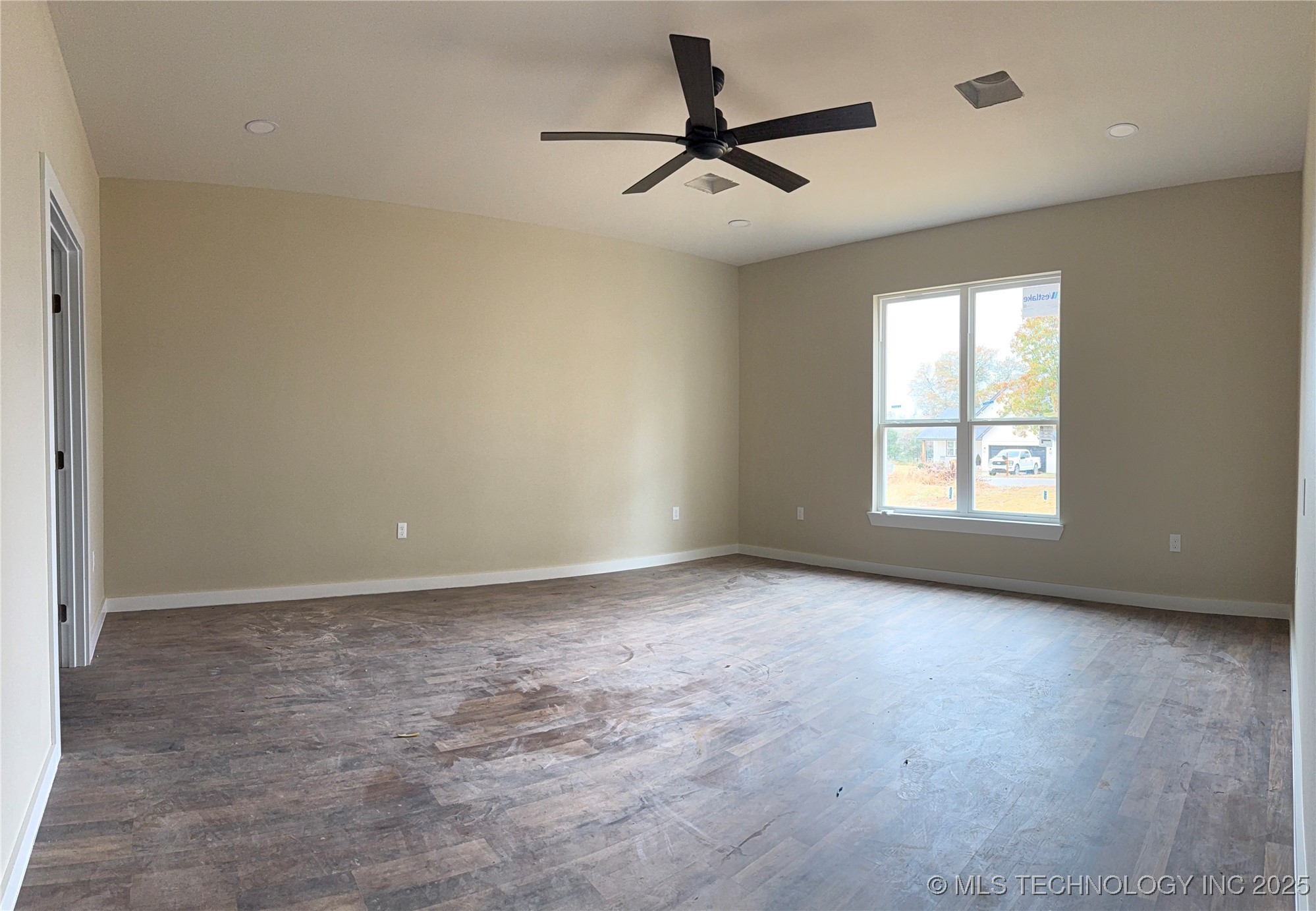 453 W 2nd Street Property Photo 9