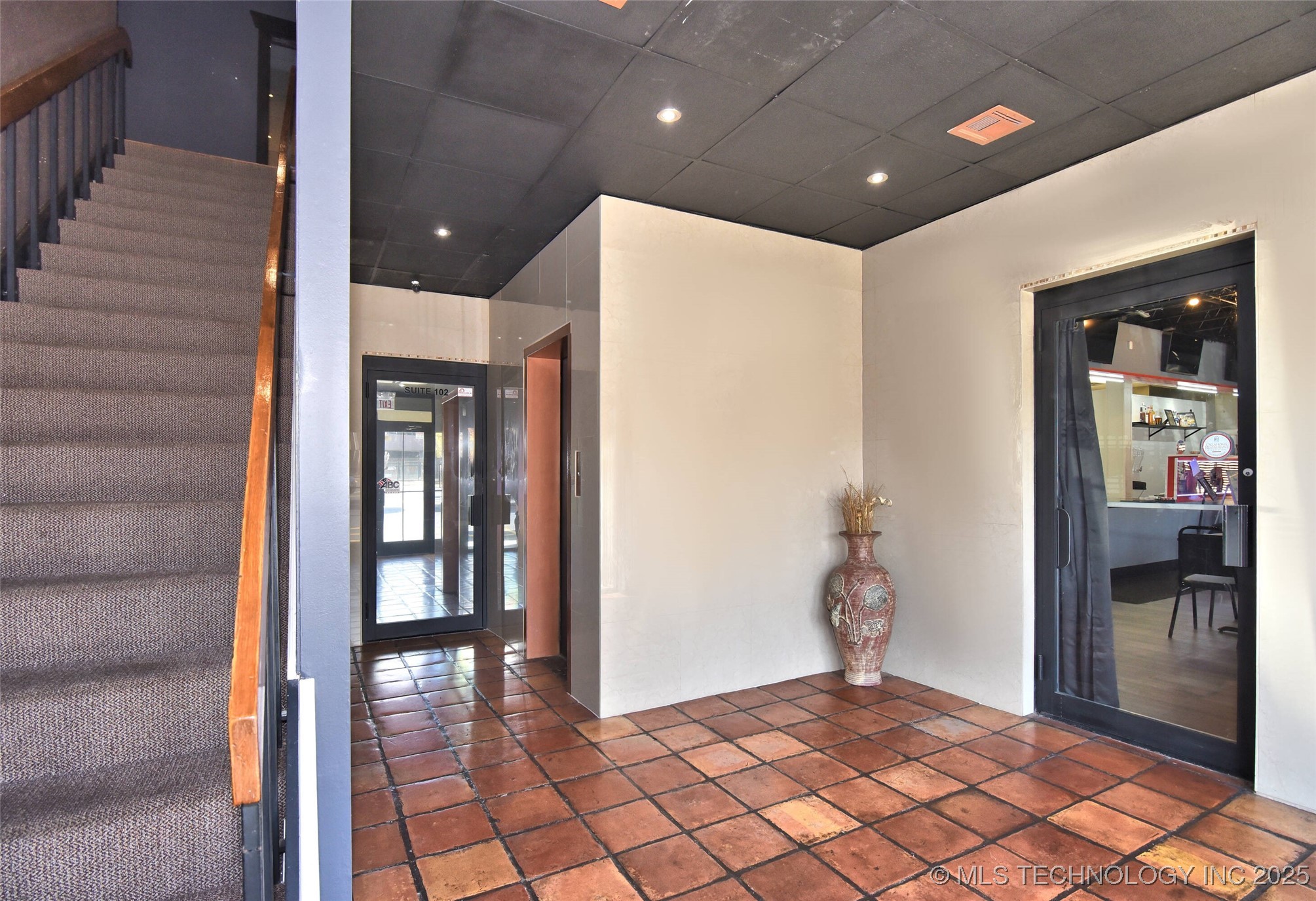 6670 S Lewis Avenue Property Photo 3