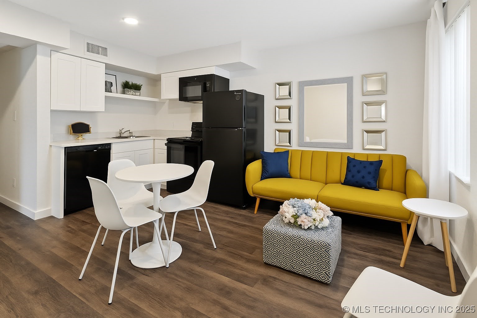 1150 S Quaker Avenue Property Photo 1