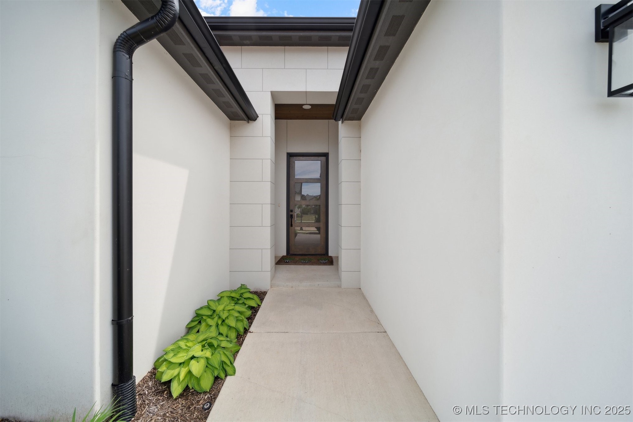 1114 W 86th Street S Property Photo 4