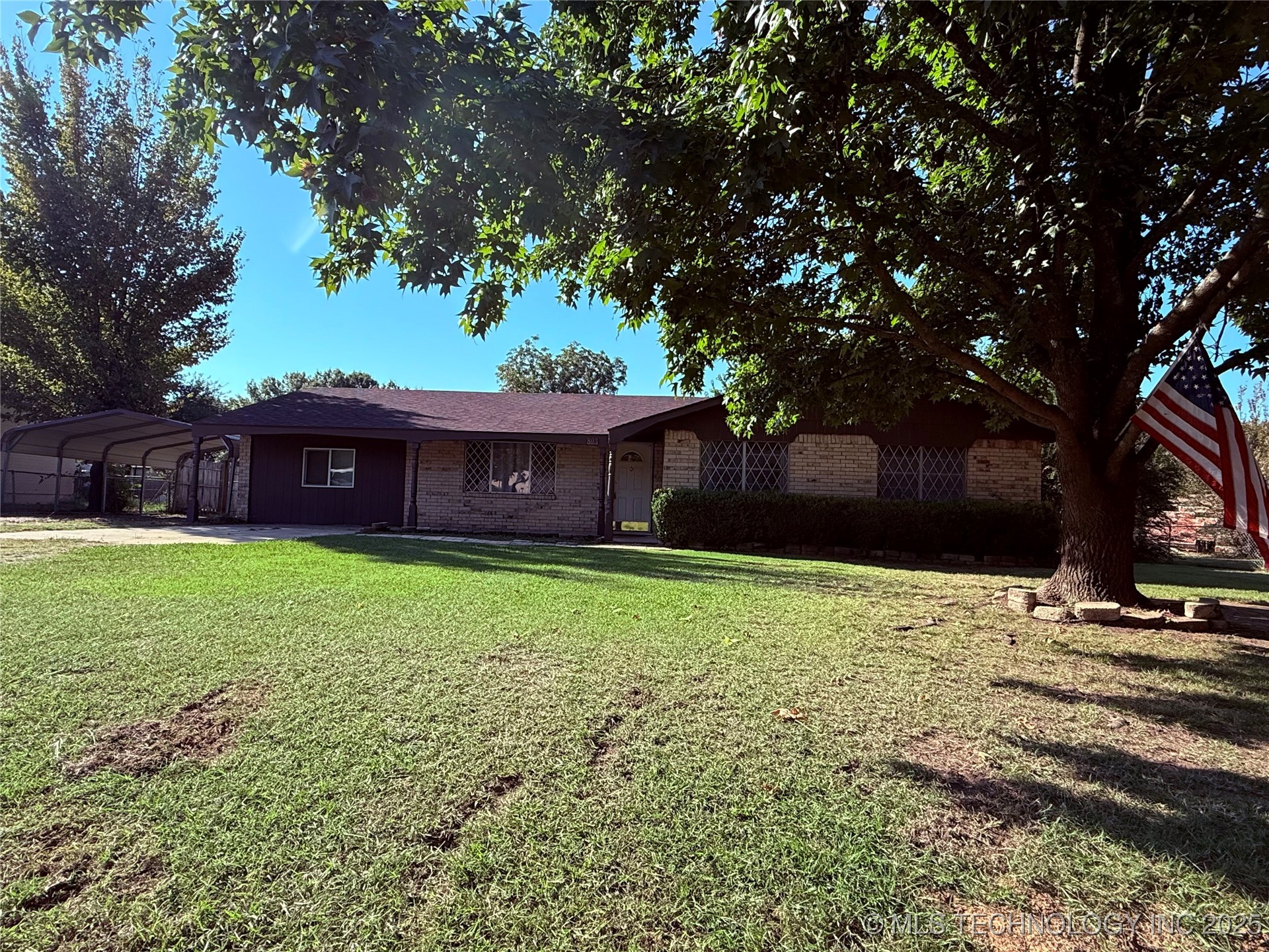 803 Nw Dallas Property Photo 1