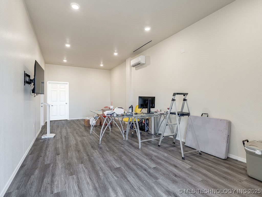 419 W 13th Property Photo 4