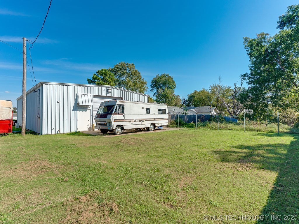 419 W 13th Property Photo 17