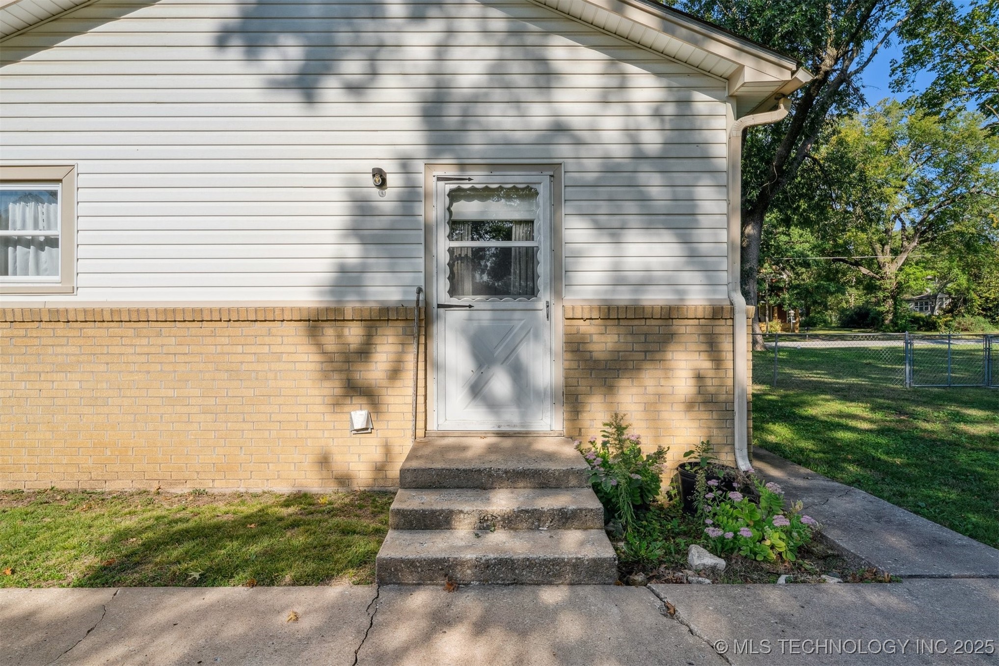 422 N Foreman Street Property Photo 23