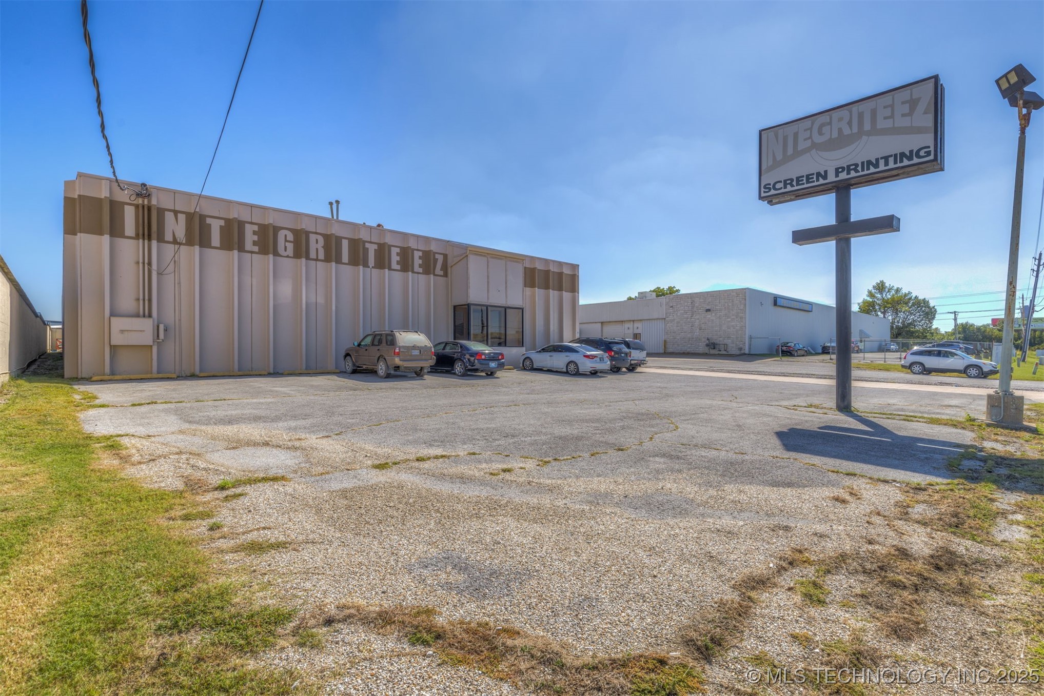 6580 E Skelly Drive Property Photo 4