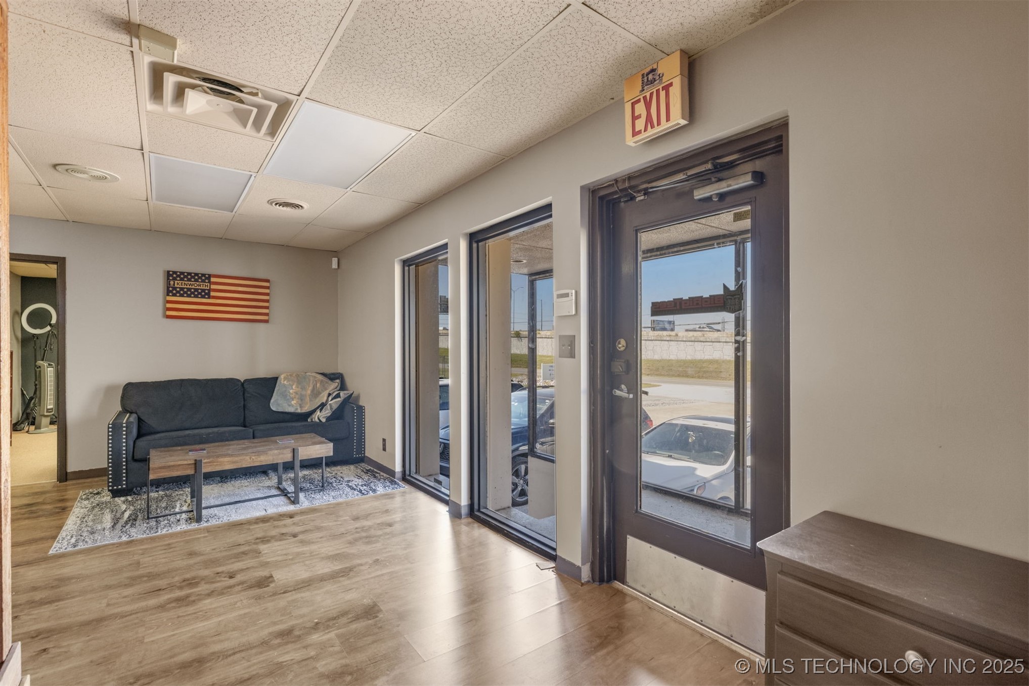 6580 E Skelly Drive Property Photo 9