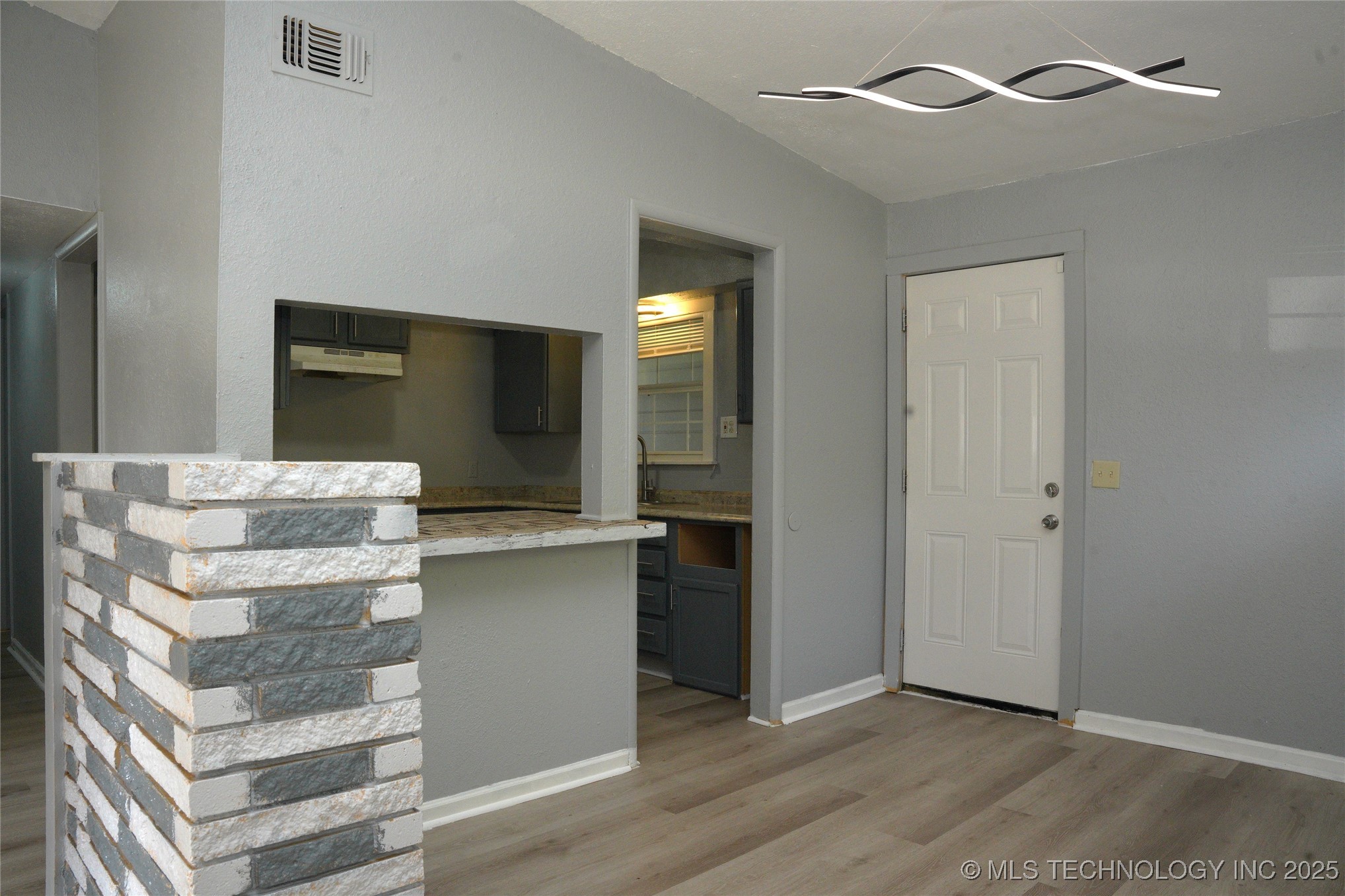 414 E 54th Street N Property Photo 9