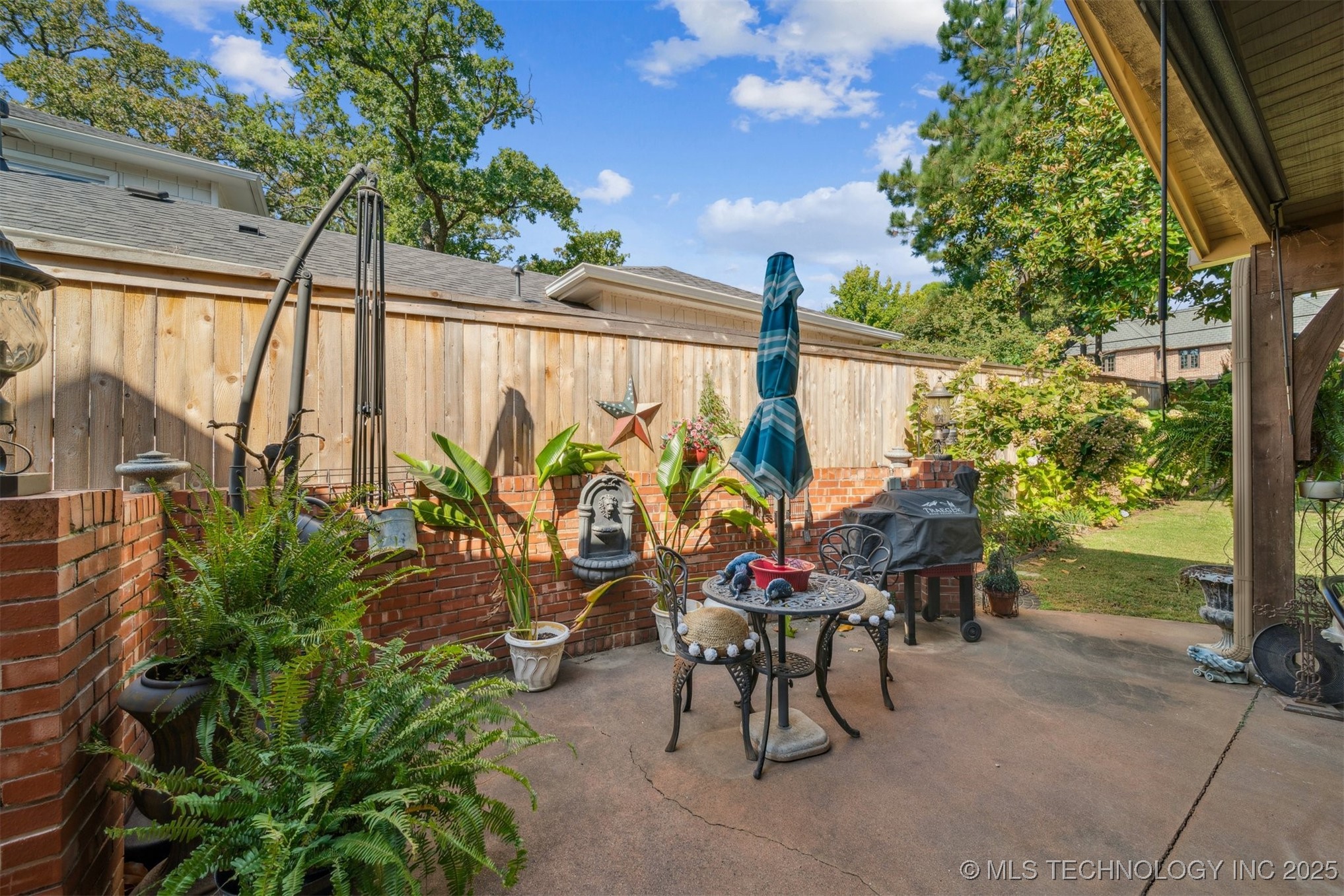 2131 E 31 Street Property Photo 2