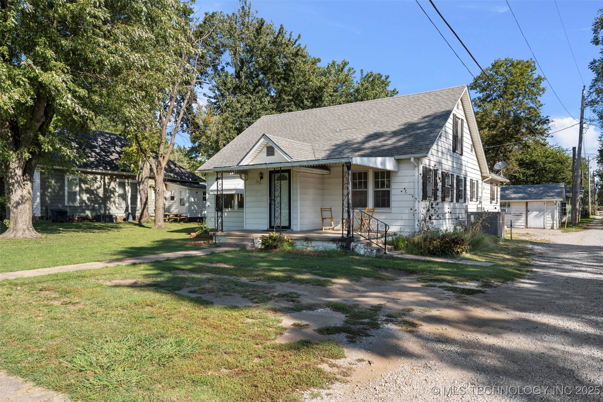 320 W Tahlequah Property Photo 2