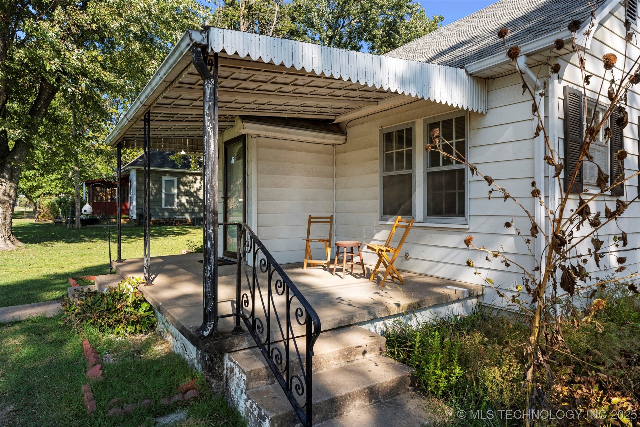 320 W Tahlequah Property Photo 3