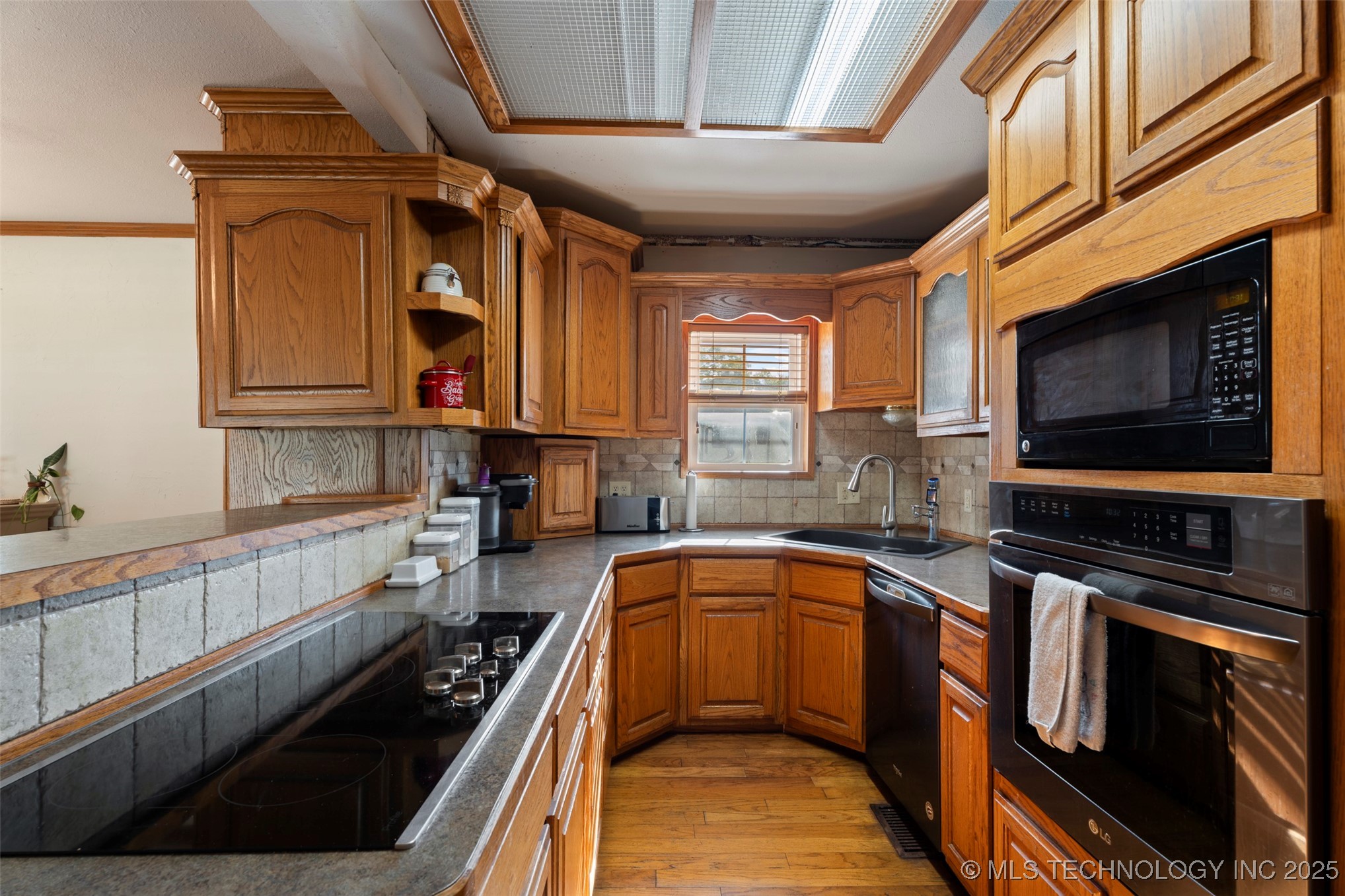 320 W Tahlequah Property Photo 8