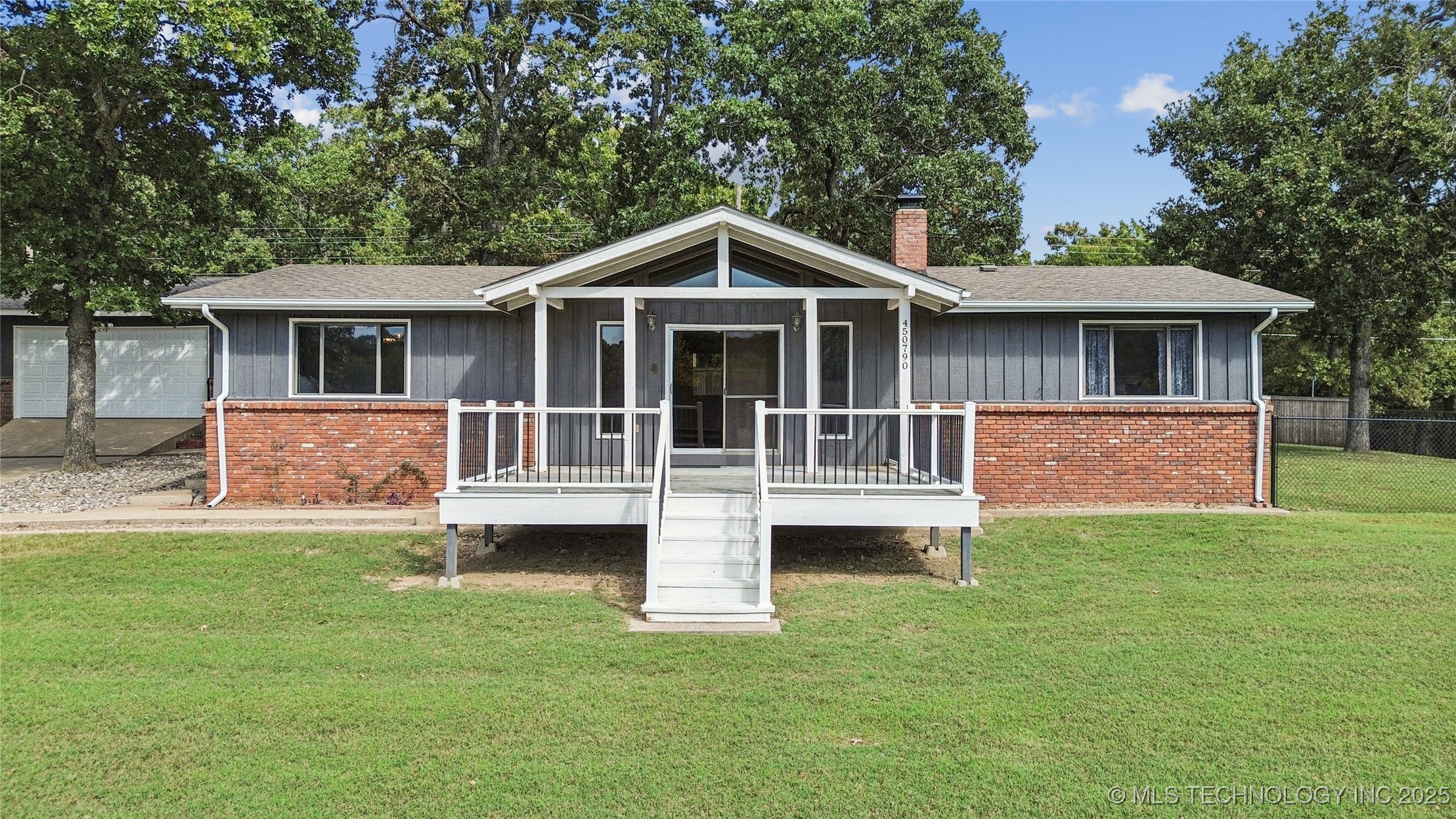 450790 Oak Road Property Photo 1