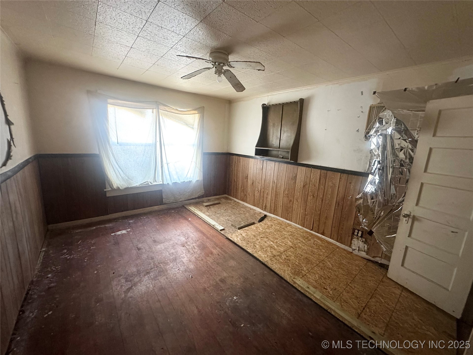 515 W 5th Property Photo 8