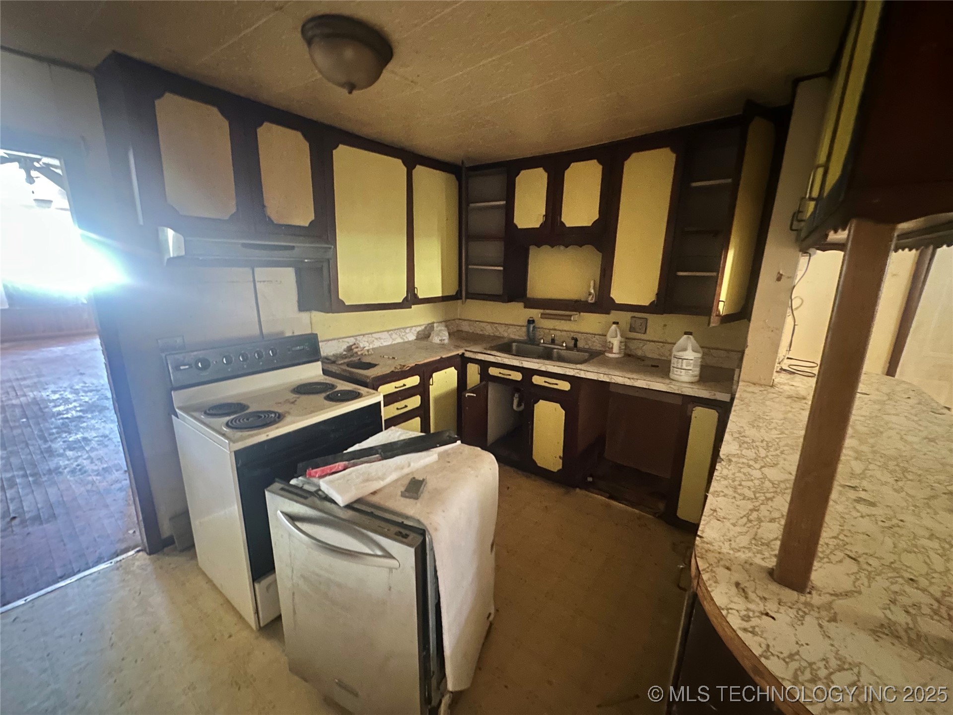 515 W 5th Property Photo 12