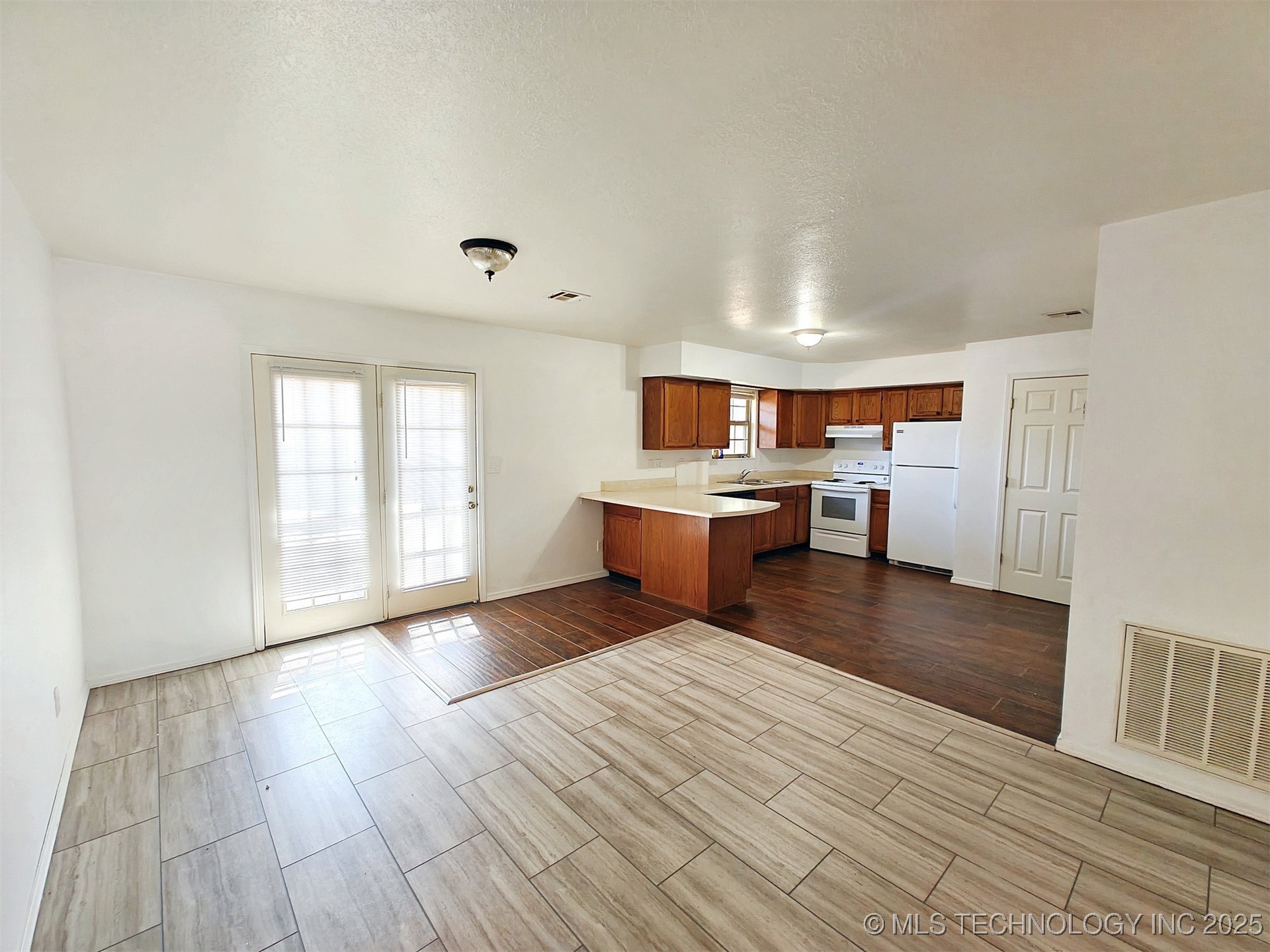 1133 W 4th Street Property Photo 6