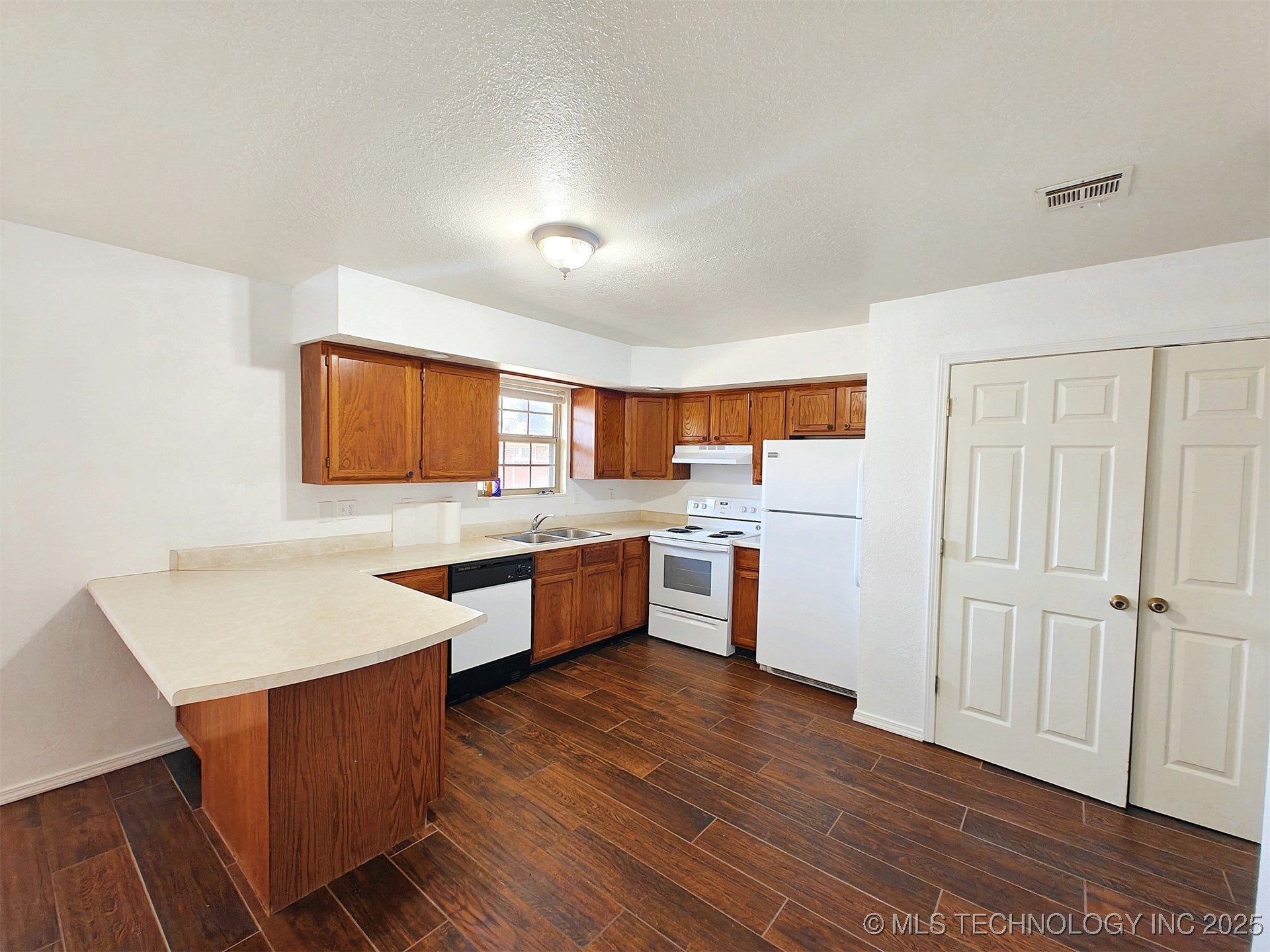 1133 W 4th Street Property Photo 7