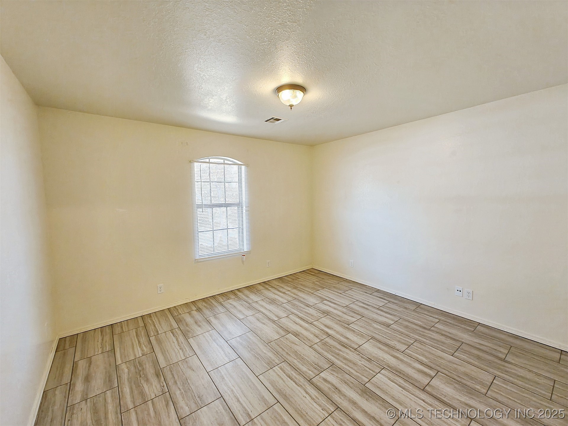 1133 W 4th Street Property Photo 8