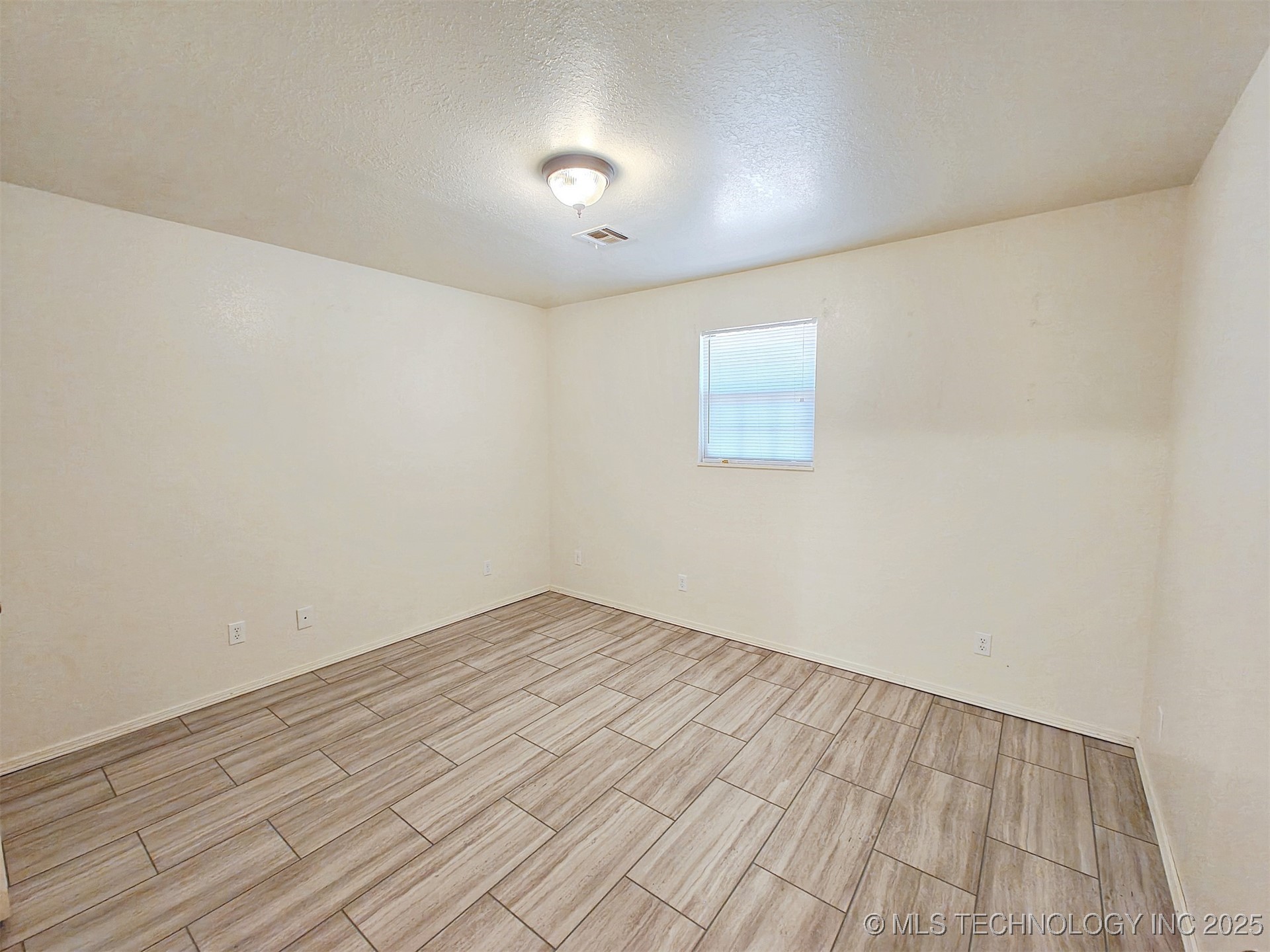 1133 W 4th Street Property Photo 9