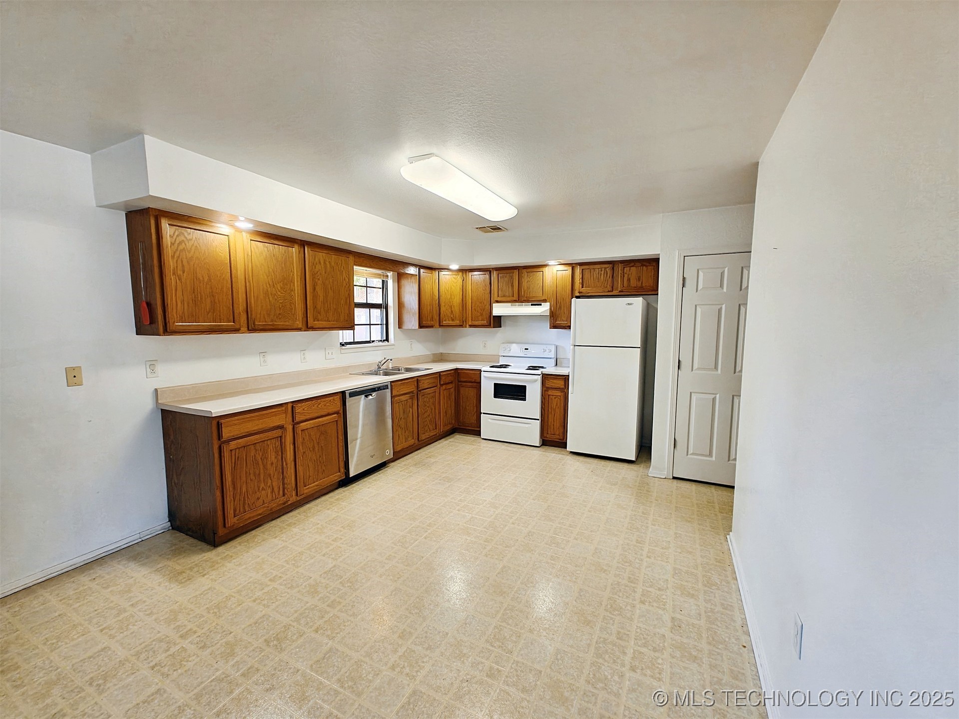 1133 W 4th Street Property Photo 12