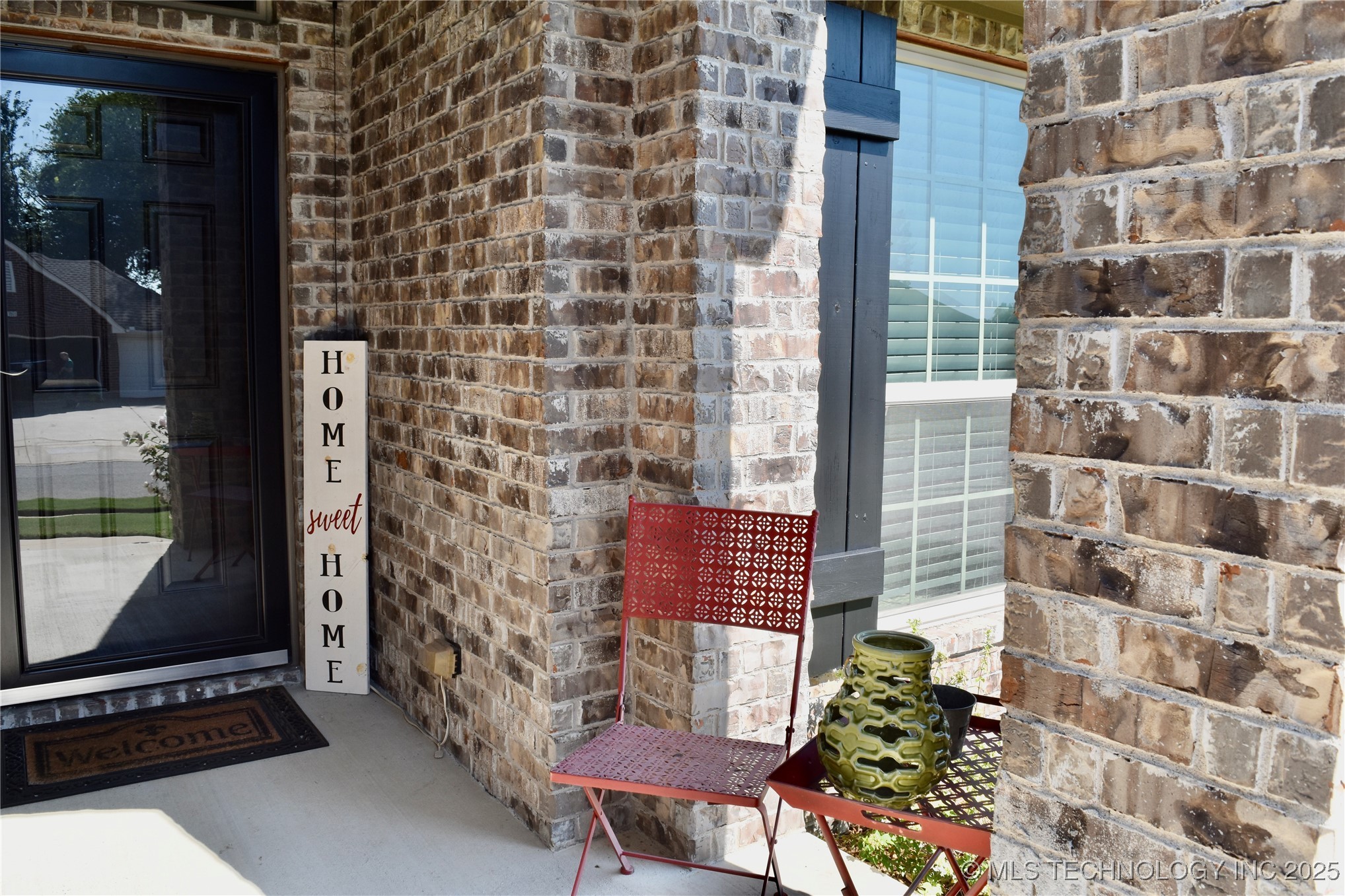 1812 E Jacksonville Street Property Photo 3