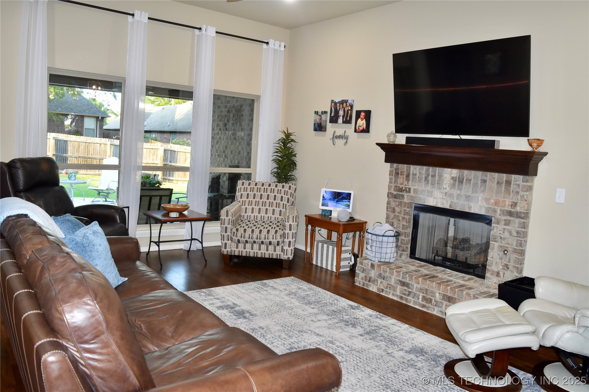 1812 E Jacksonville Street Property Photo 5