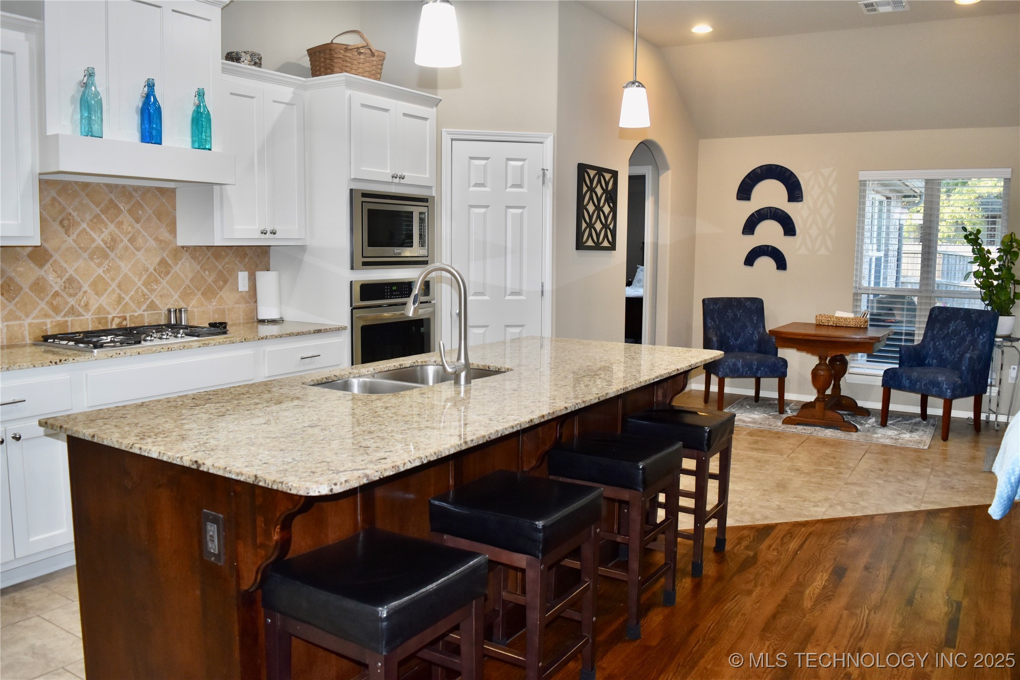 1812 E Jacksonville Street Property Photo 6