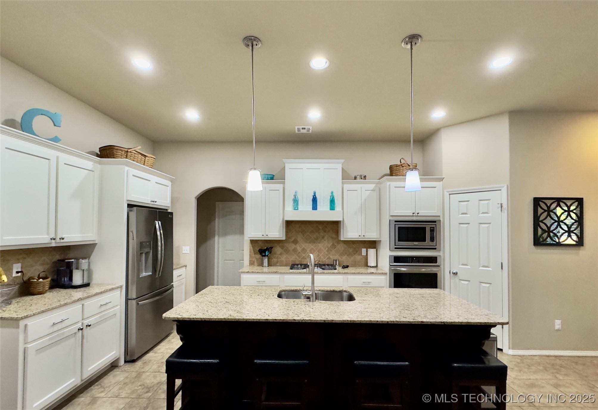 1812 E Jacksonville Street Property Photo 7