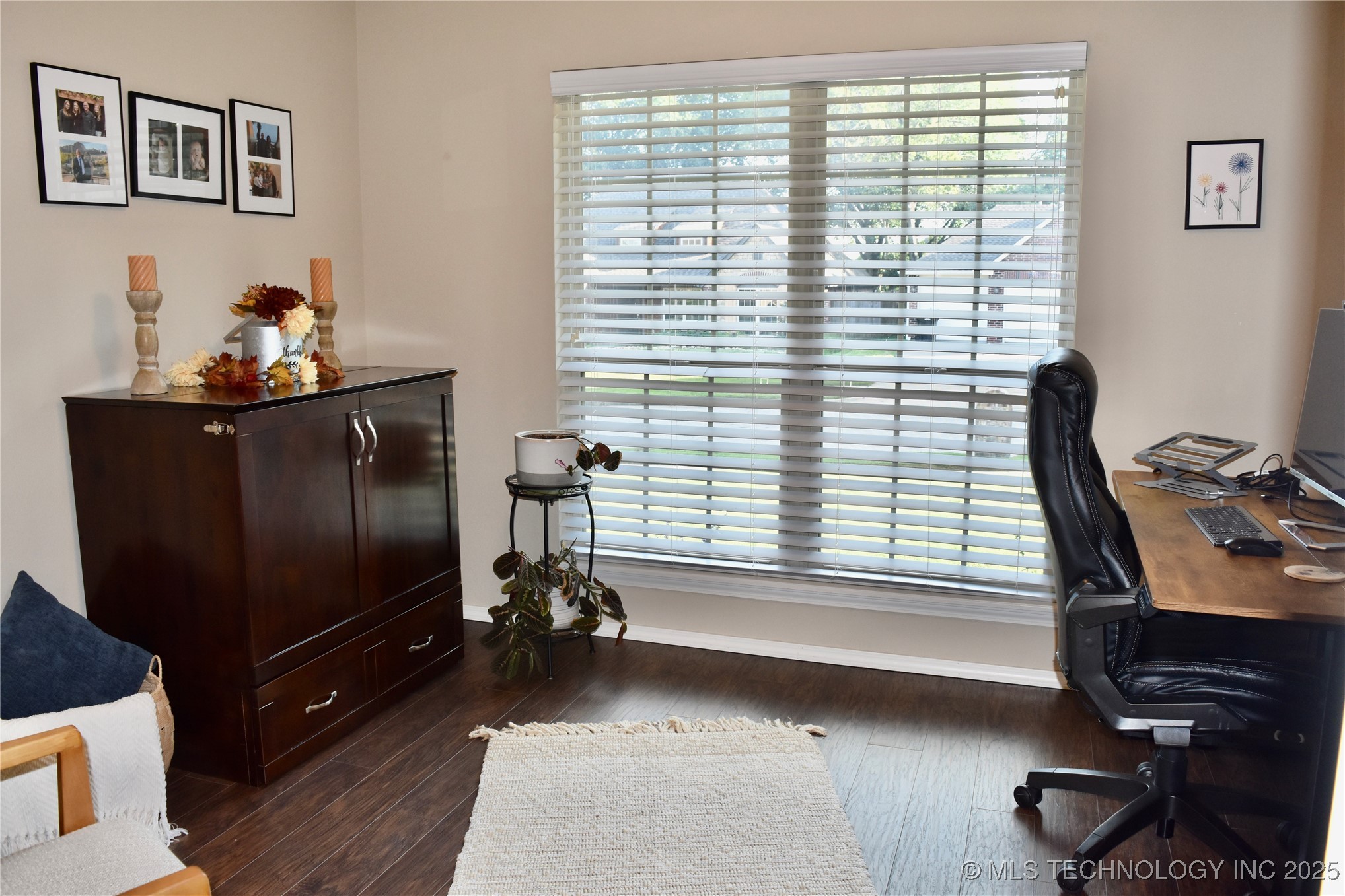 1812 E Jacksonville Street Property Photo 11